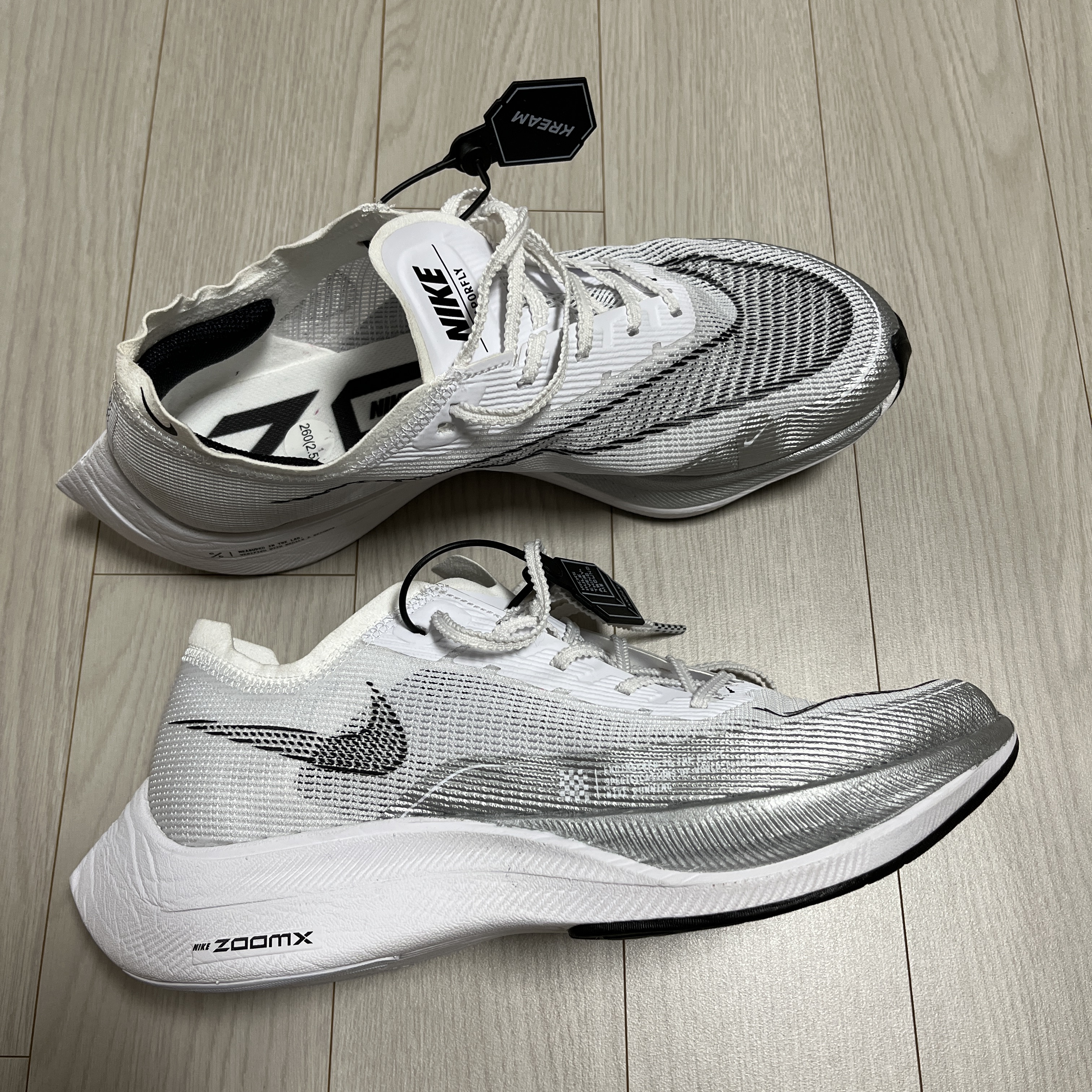 Nike ZoomX Vaporfly Next% 2 White Metallic Silver 착용 스타일 - 4