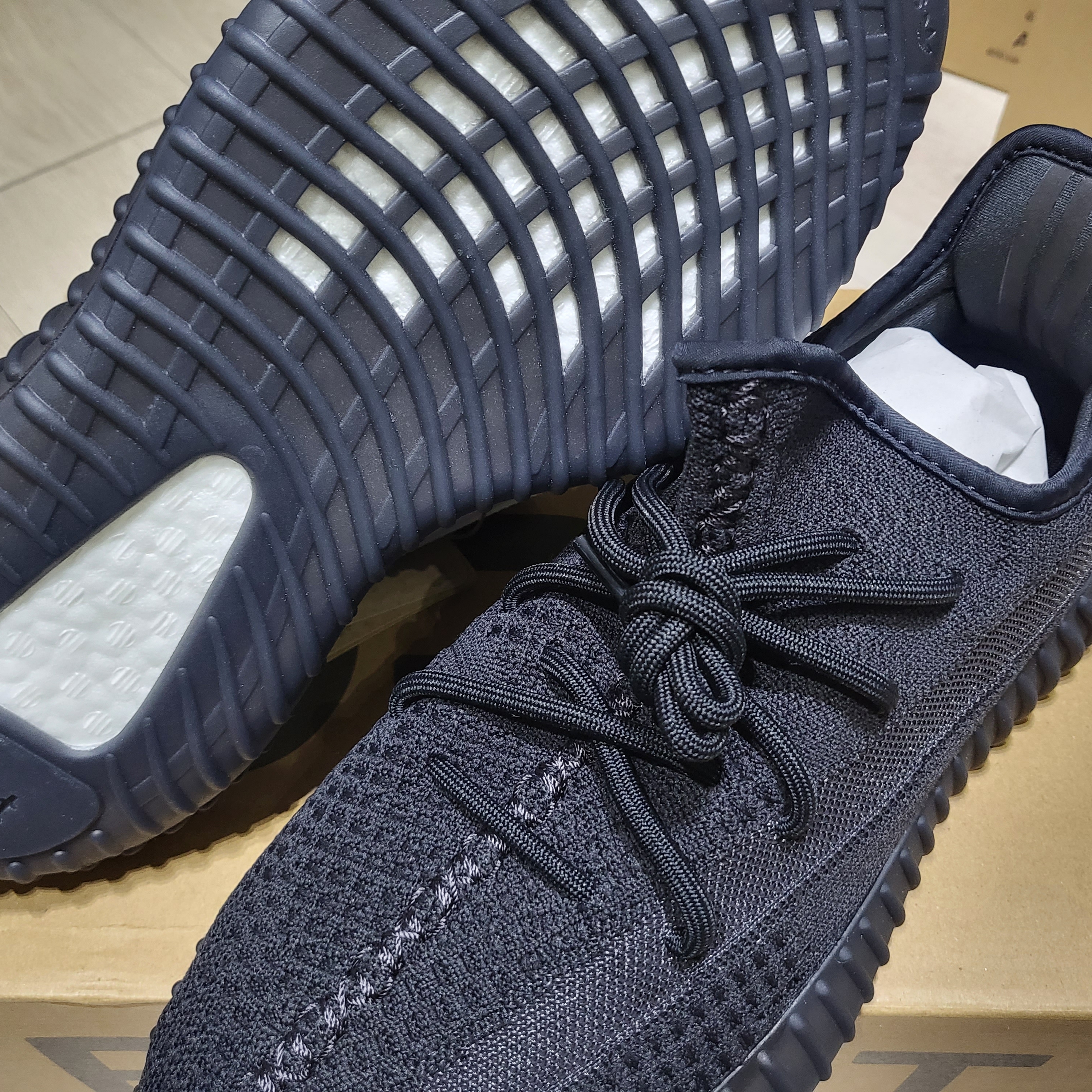 Adidas Yeezy Boost 350 V2 Onyx 착용 스타일 - 3