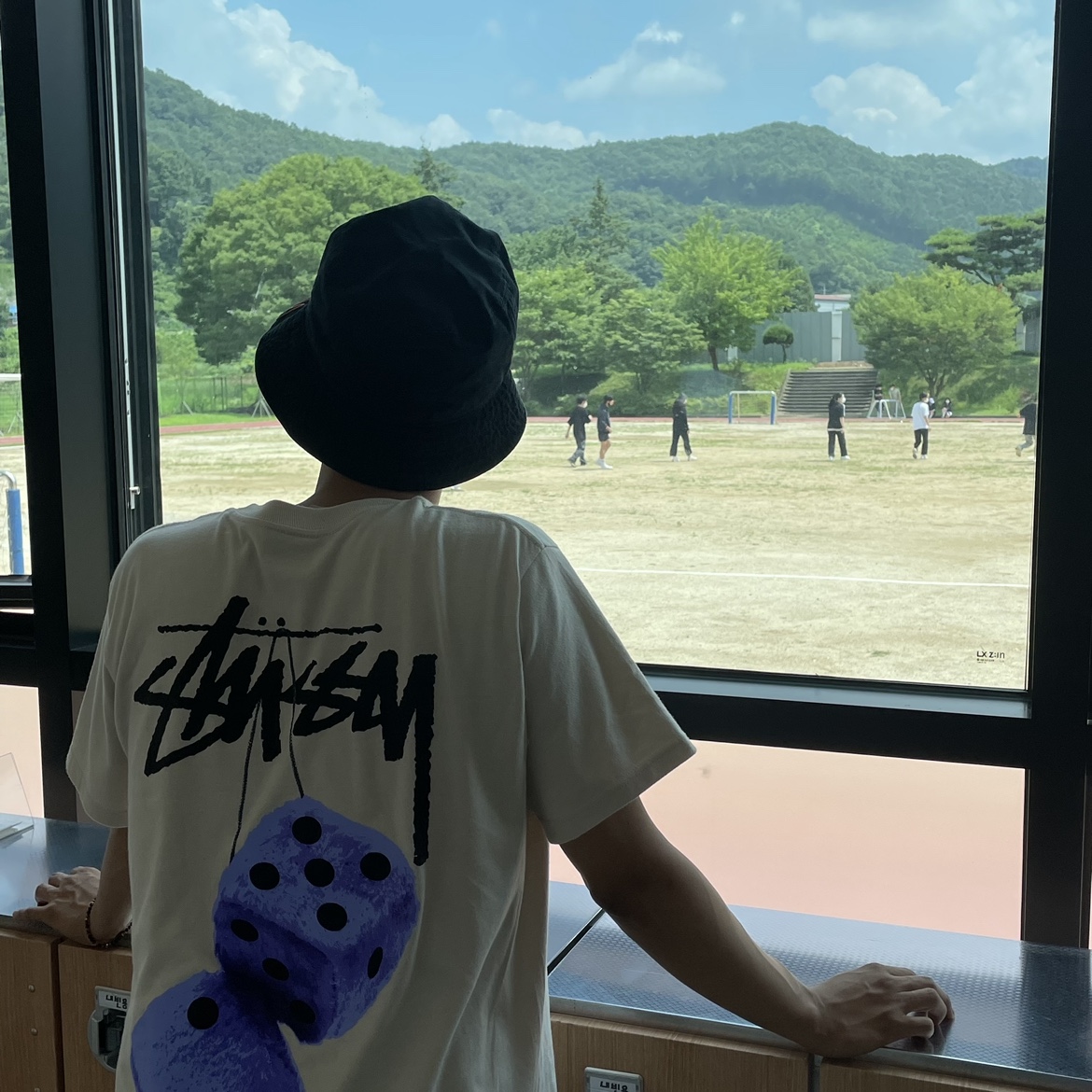 Stussy Fuzzy Dice T-Shirt Smoke, Nike Futura Washed Bucket Hat Black 착용 스타일