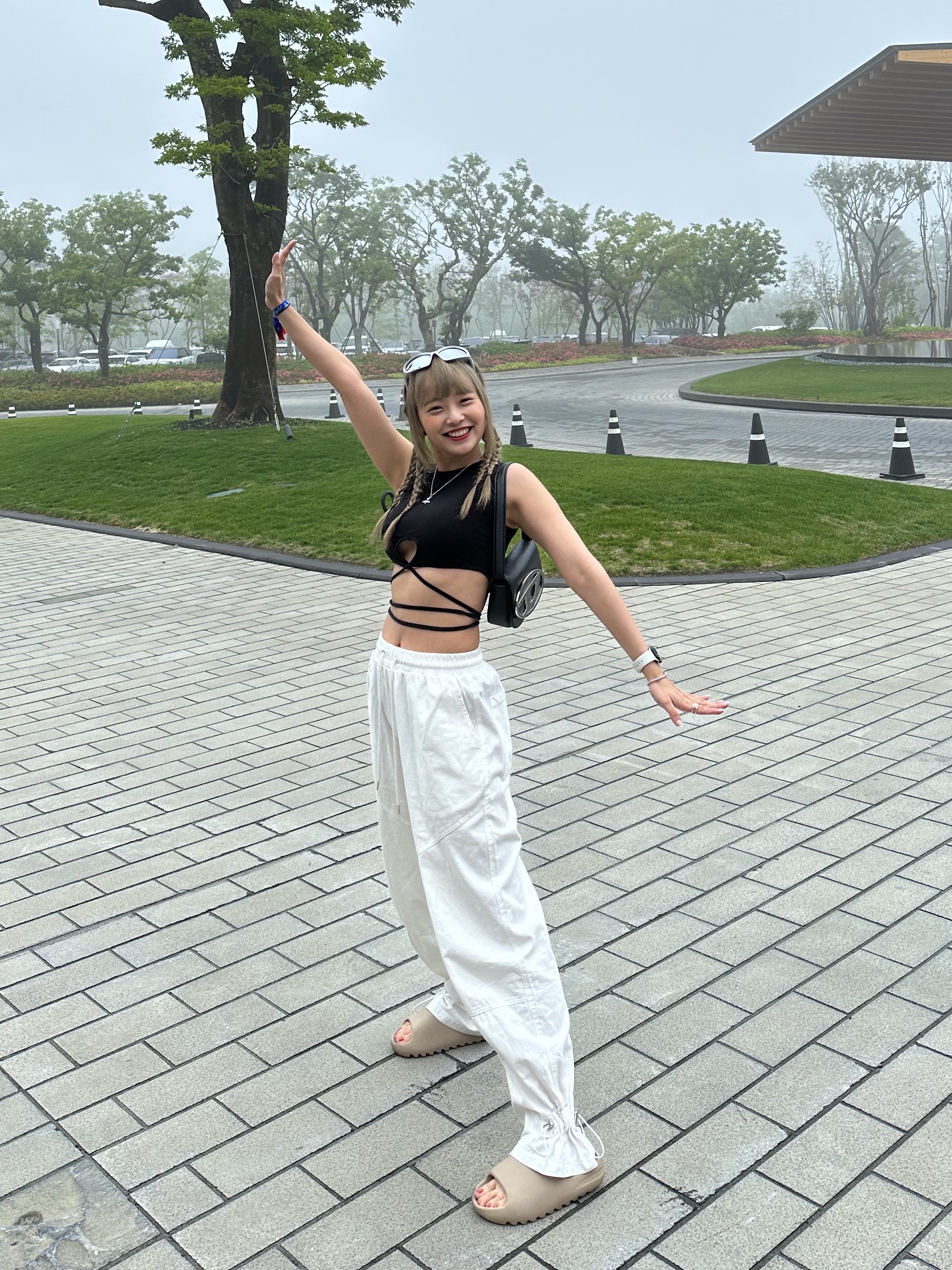 디젤 1DR 숄더백 인 나파 레더 블랙, 비비안 웨스트우드 메이페어 바스 릴리프 펜던트 실버 착용 스타일 - 1