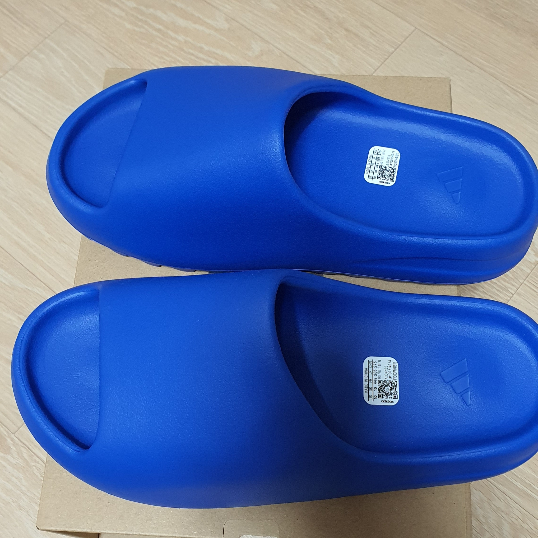 Adidas Yeezy Slide Azure 착용 스타일