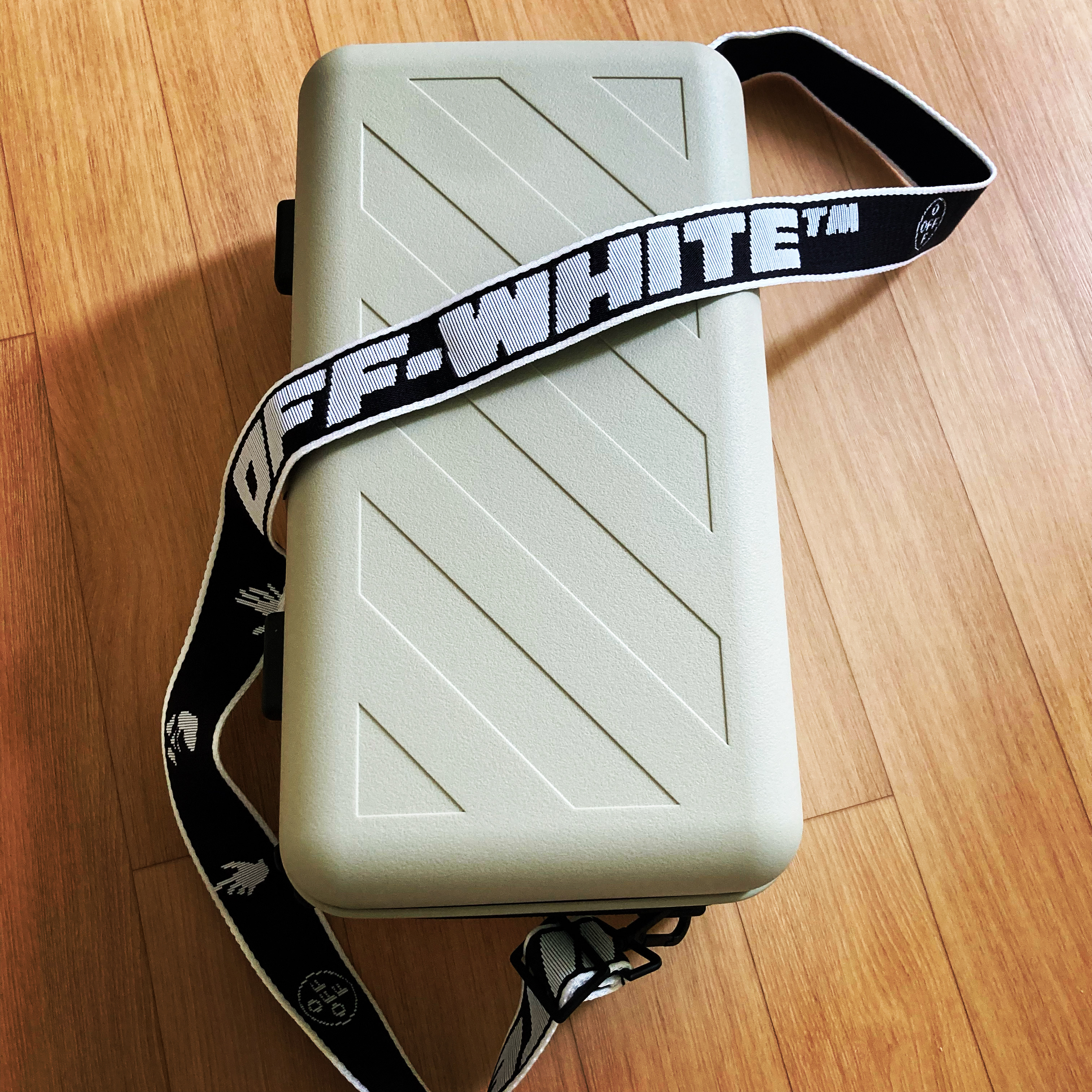Off-White x Amore Pacific Protection Box (Without Cosmetics) 착용 스타일