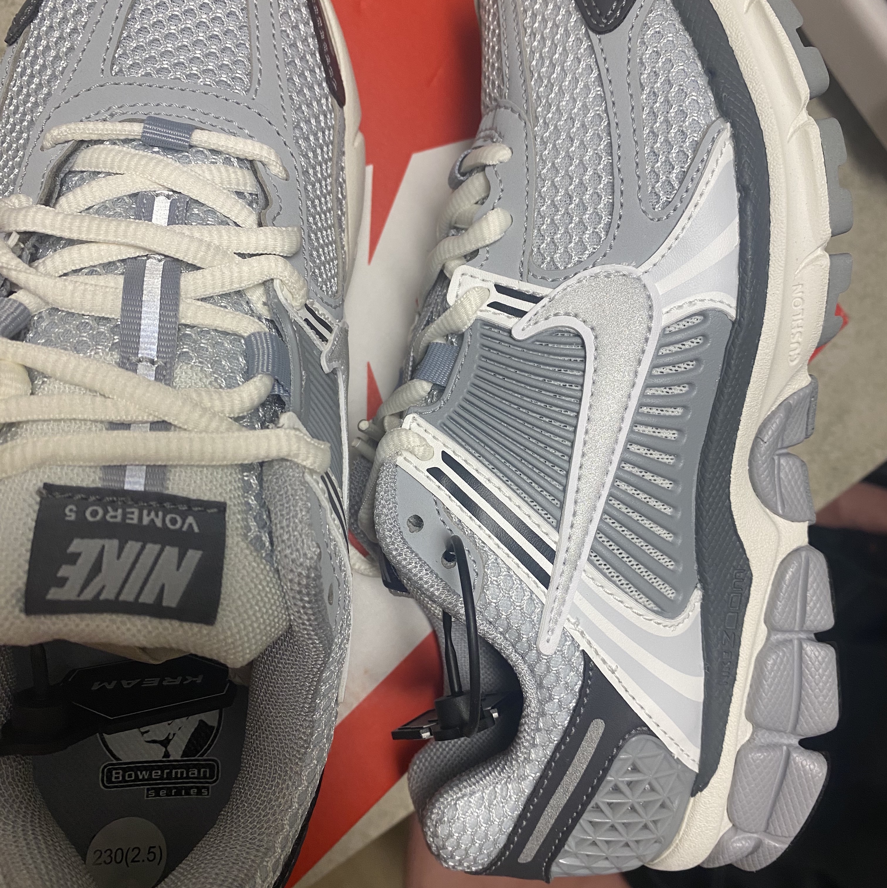 (W) Nike Zoom Vomero 5 Pure Platinum Metallic Silver 착용 스타일 - 2
