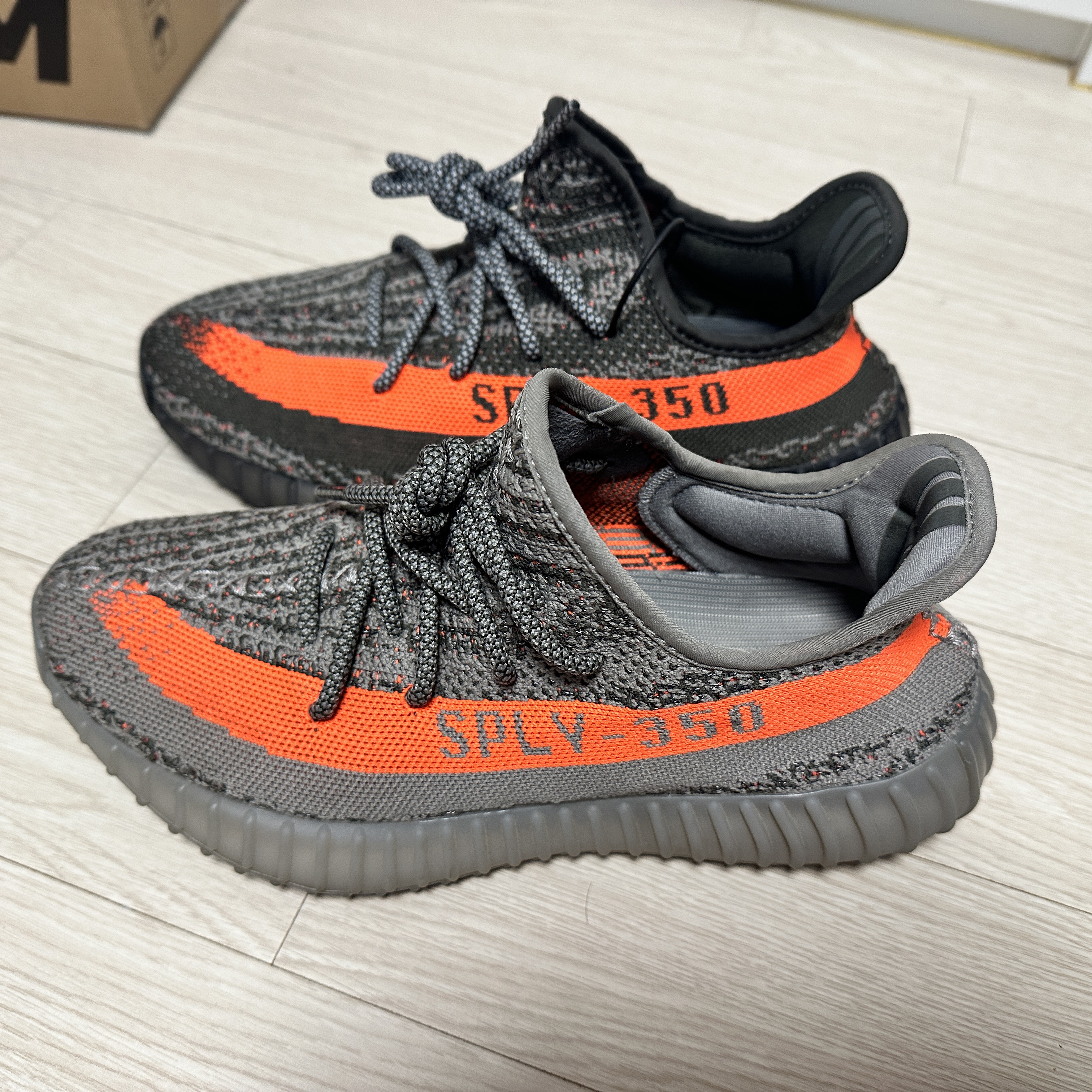 아디다스 이지 부스트 350 V2 카본 벨루가, 아디다스 이지 부스트 350 V2 벨루가 - 리플렉티브 착용 스타일 - 2