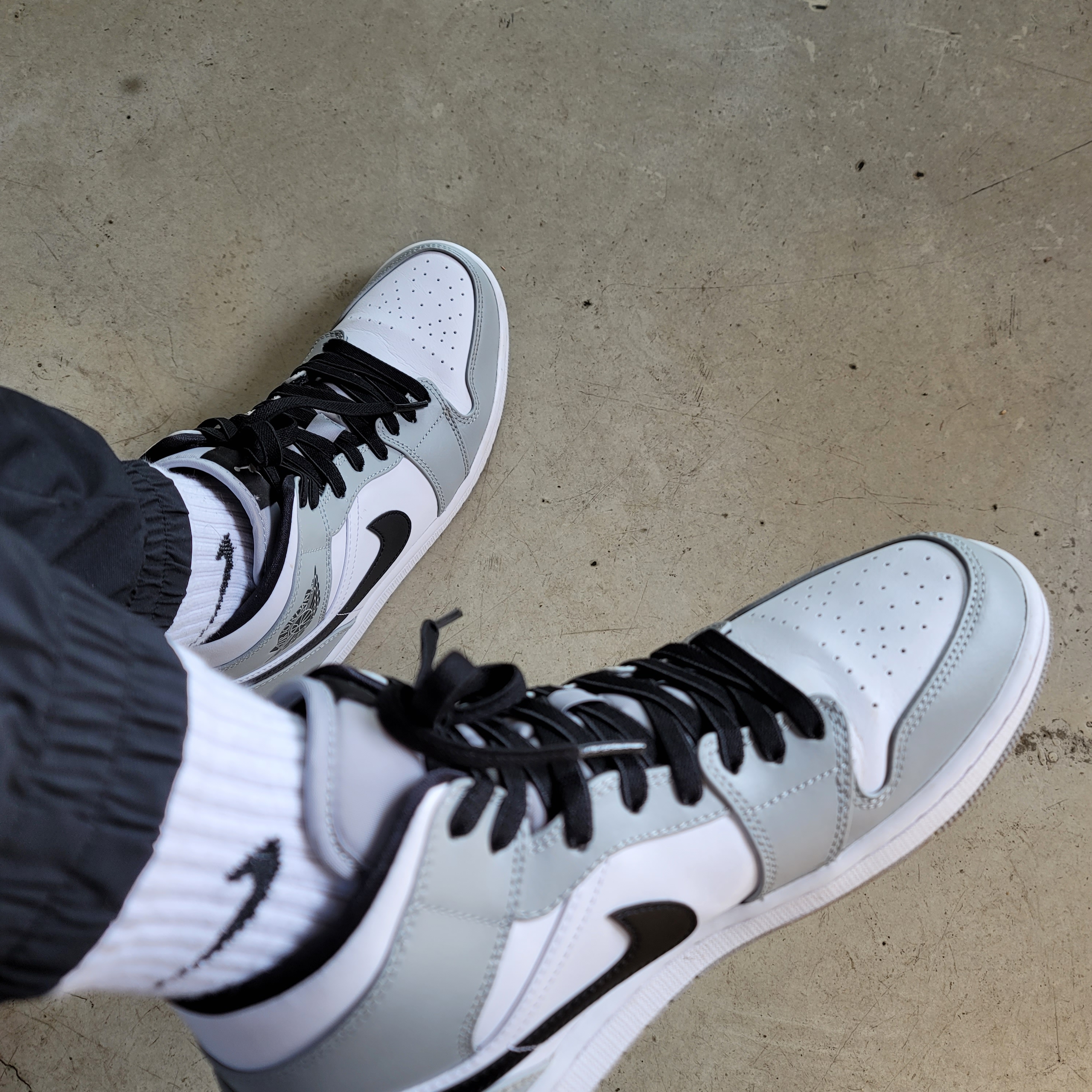 Jordan 1 Mid Light Smoke Grey 착용 스타일 - 1