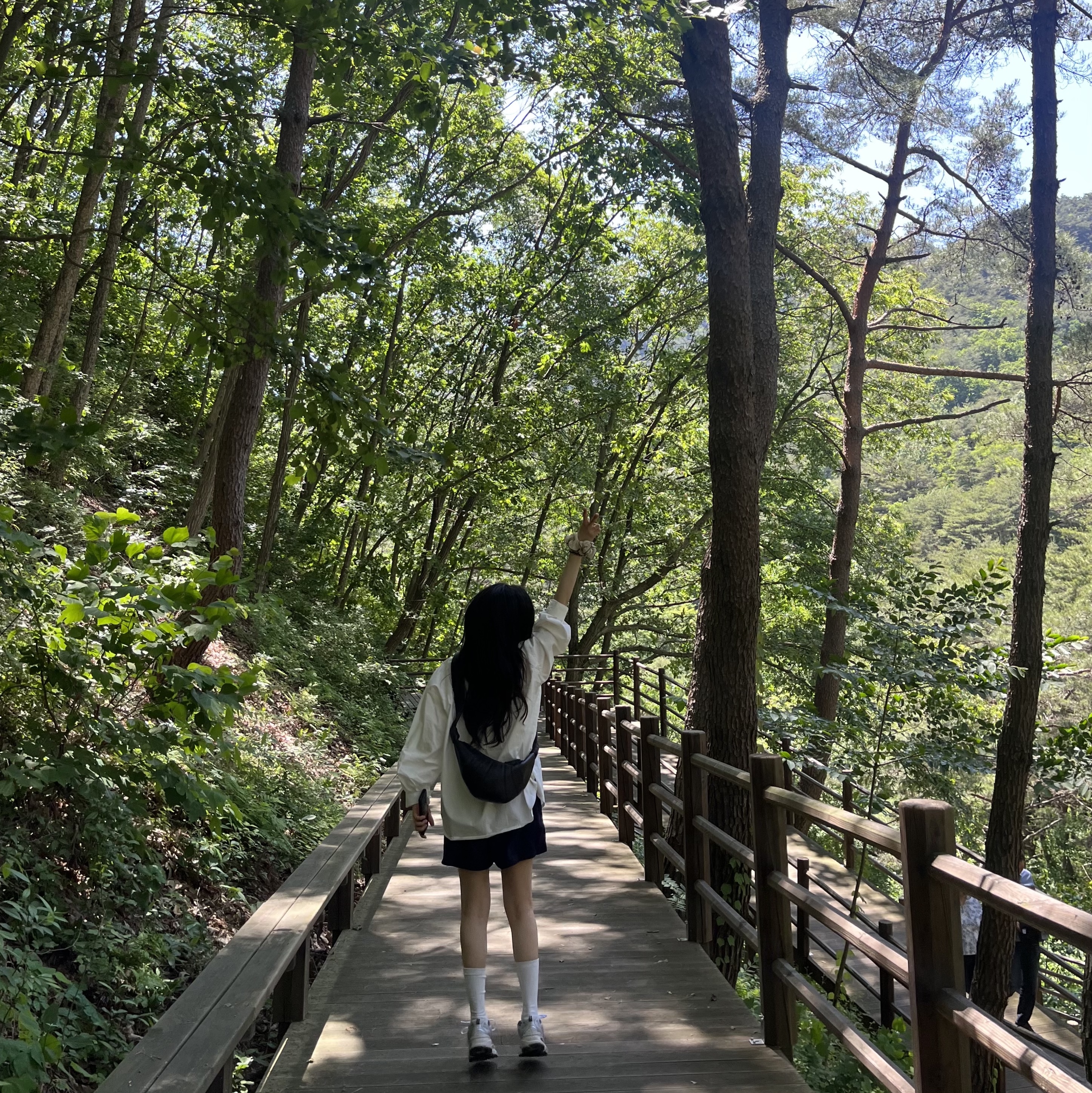 뉴발란스 530 스틸 그레이, 르메르 스몰 크루아상 백 소프트 나파 레더 다크 초콜릿 착용 스타일 - 2