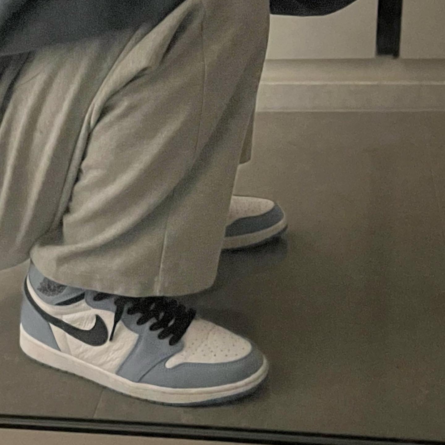 Jordan 1 Retro High OG University Blue 착용 스타일 - 1