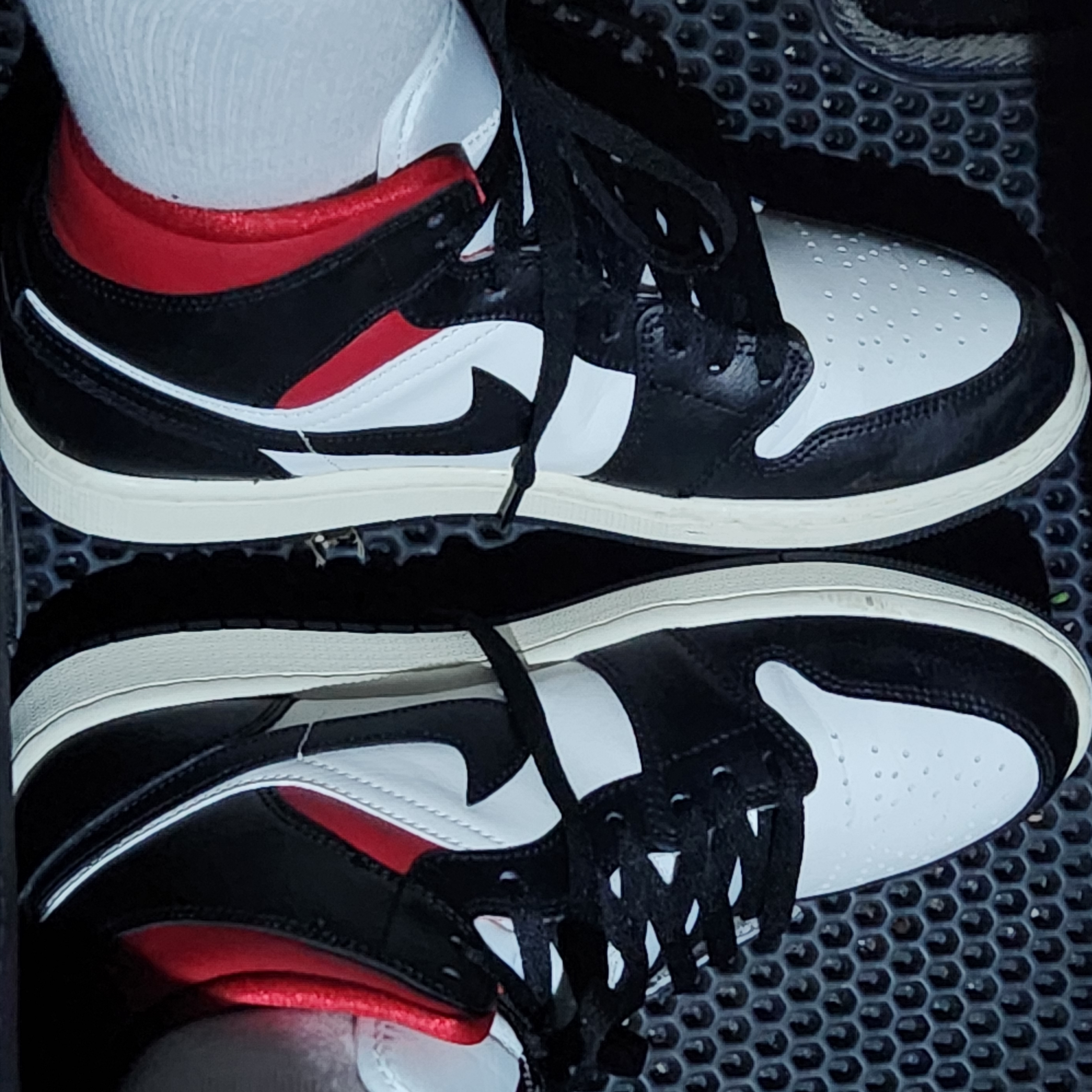 (W) Jordan 1 Mid Black Gym Red 착용 스타일 - 4