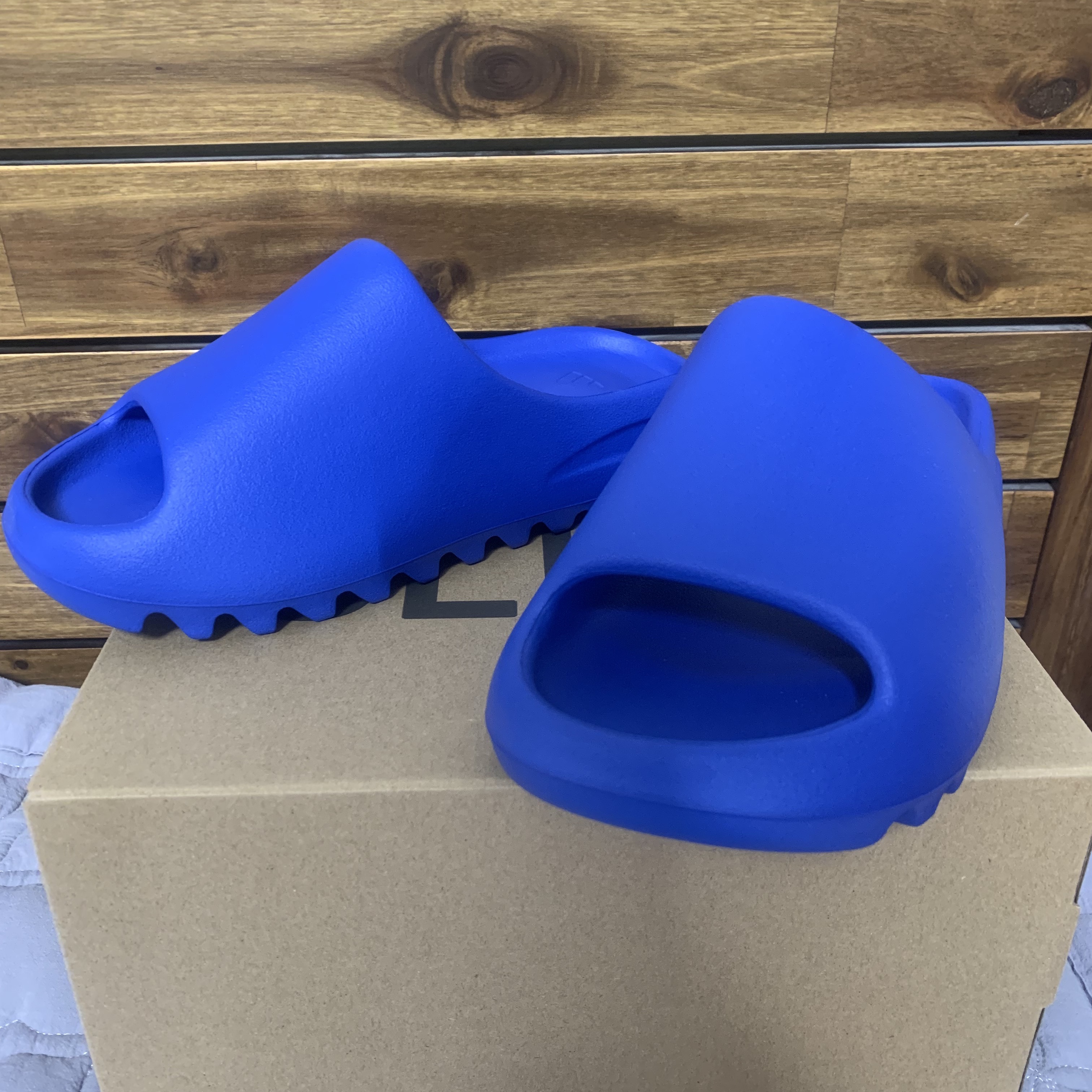 Adidas Yeezy Slide Azure 착용 스타일