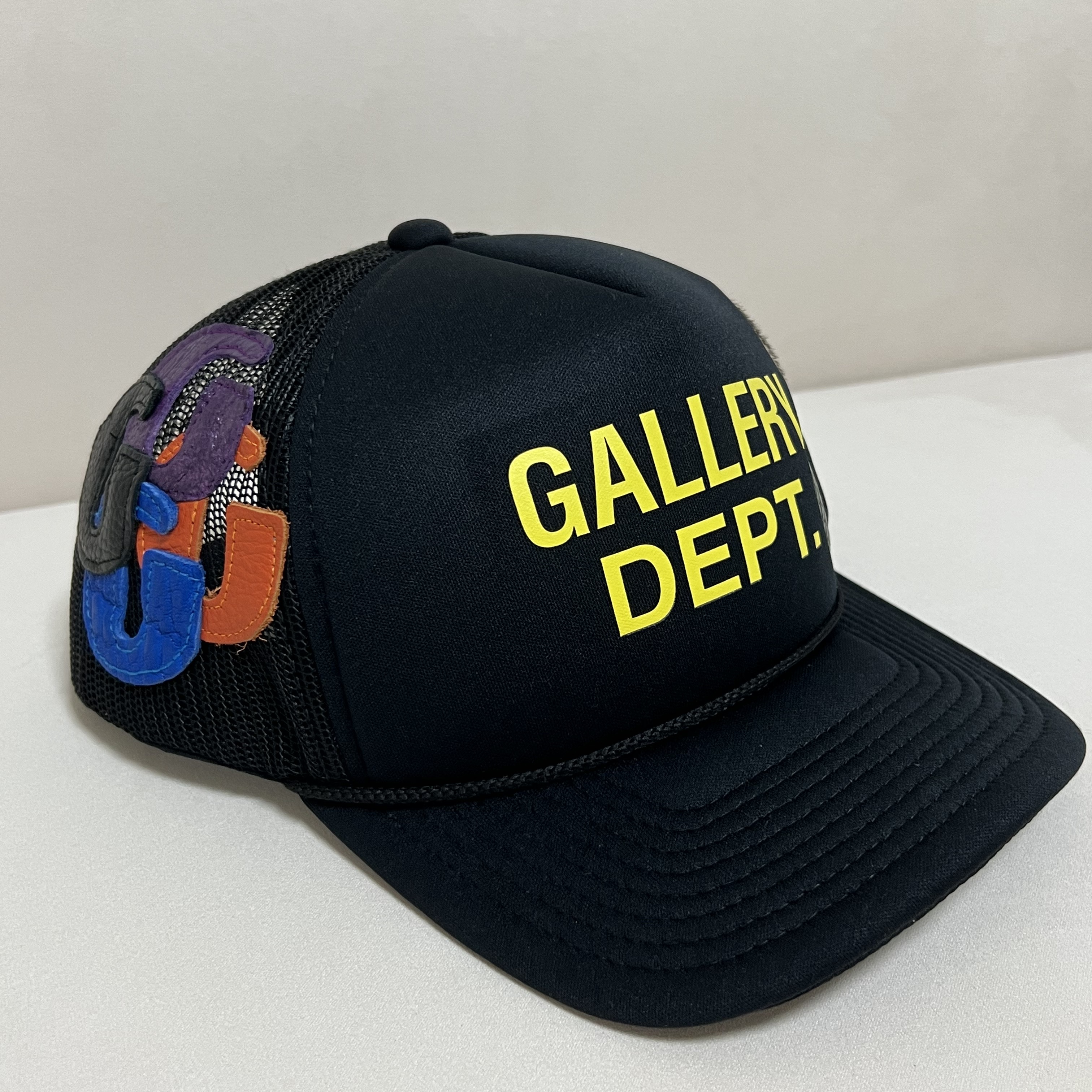 Gallery Dept. GD Trucker Cap Black, Jordan 1 x Travis Scott Retro Low OG SP Sail and Ridgerock 착용 스타일 - 2