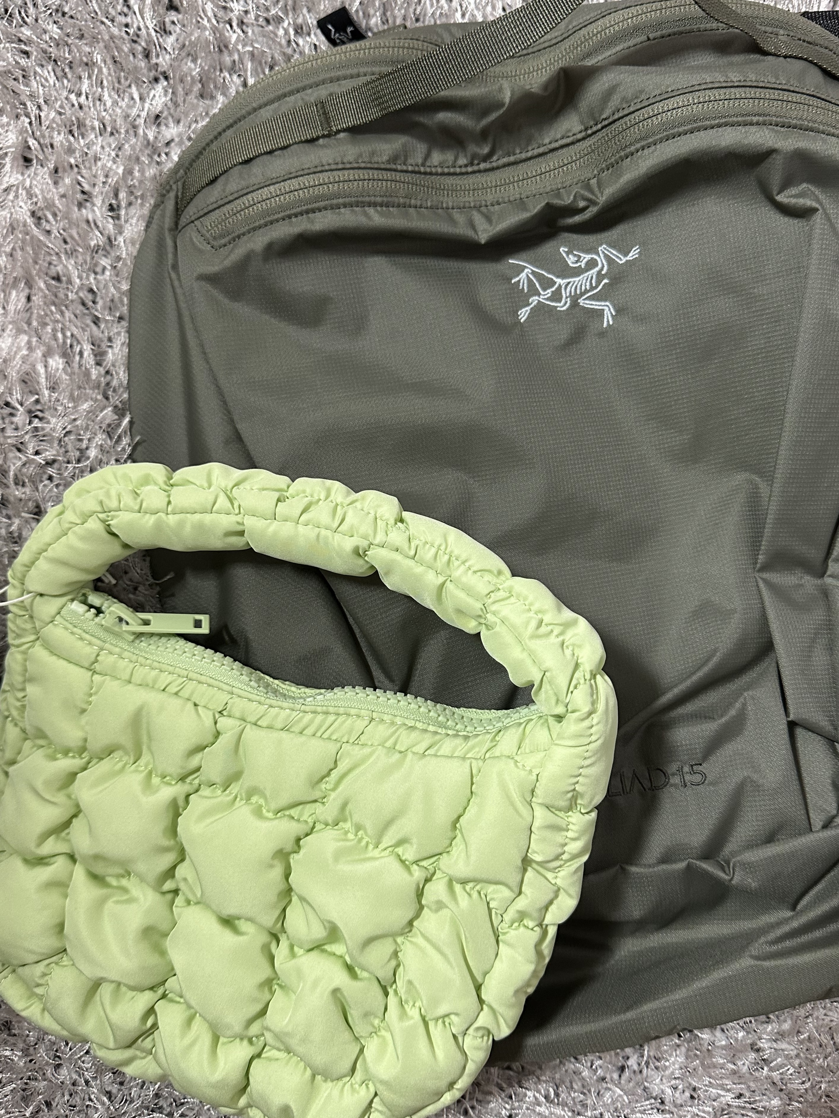 COS Quilted Micro Bag Green, Arc'teryx Heliad 15 Backpack Forage 착용 스타일