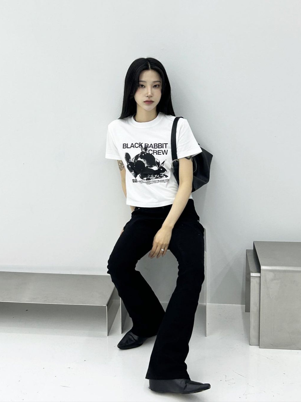 밀로 아카이브 래빗 크루 티셔츠 네이비 착용 스타일 - 1