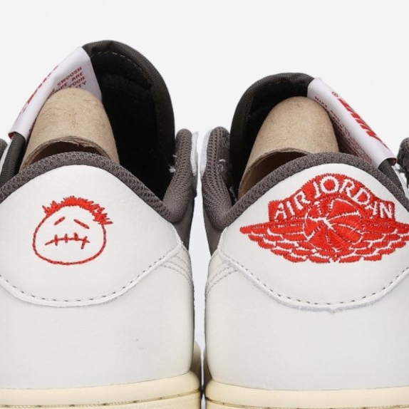 Jordan 1 x Travis Scott Retro Low OG SP Sail and Ridgerock 착용 스타일
