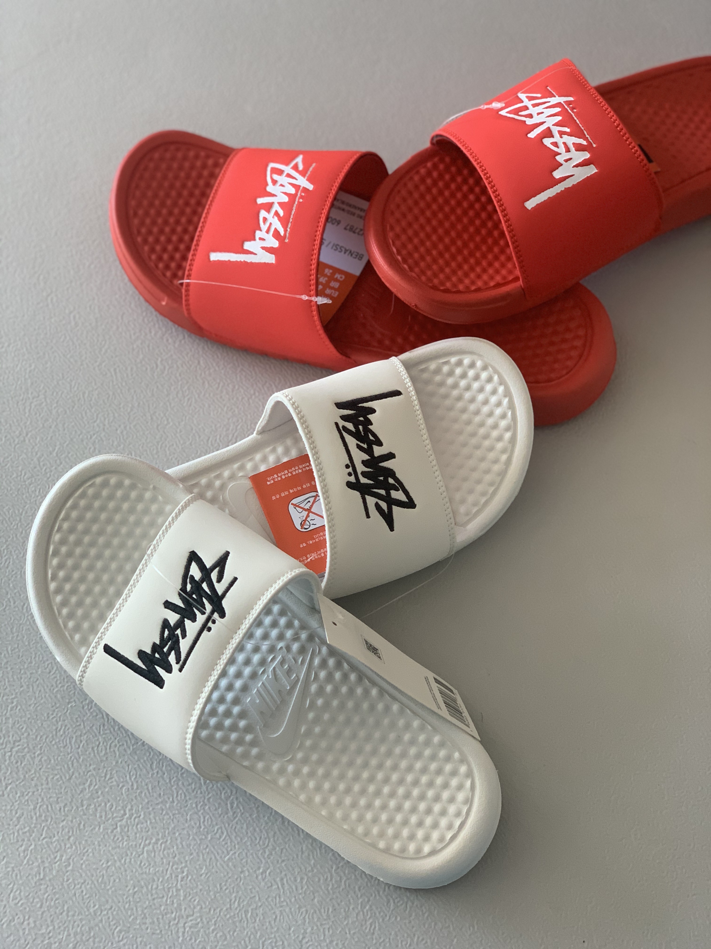 Nike x Stussy Benassi Slide Sail, Nike x Stussy Benassi Slide Habanero Red 착용 스타일