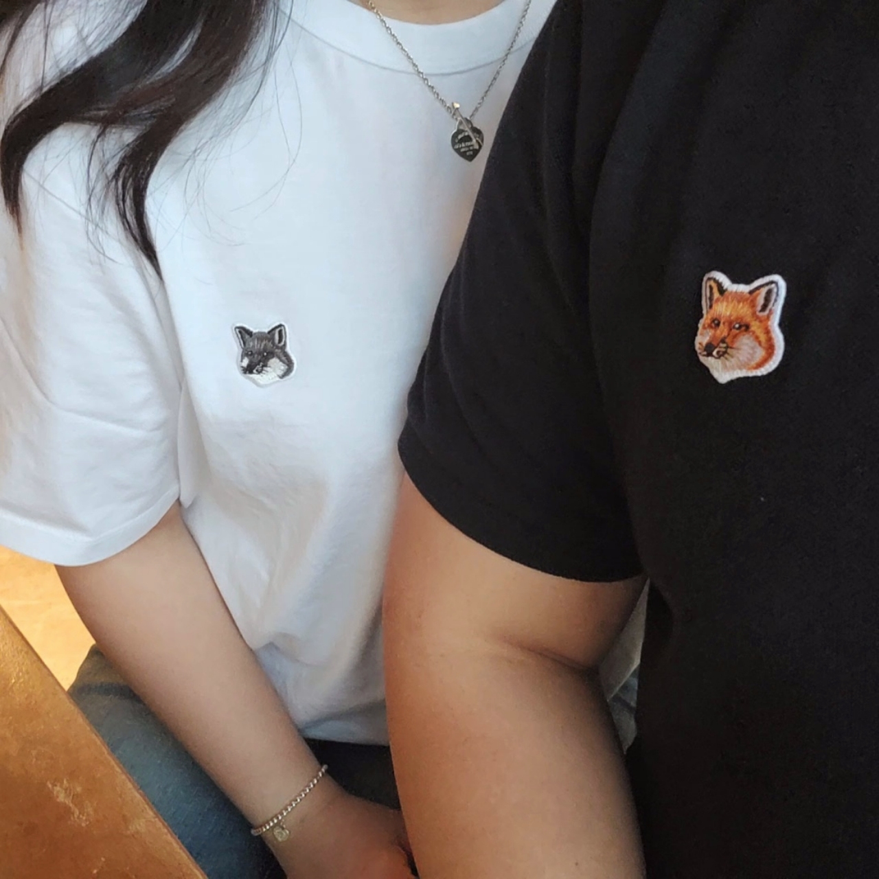 Maison Kitsune Fox Head Patch Classic Polo Black, Maison Kitsune Grey Fox Head Patch Classic T-Shirt White 착용 스타일