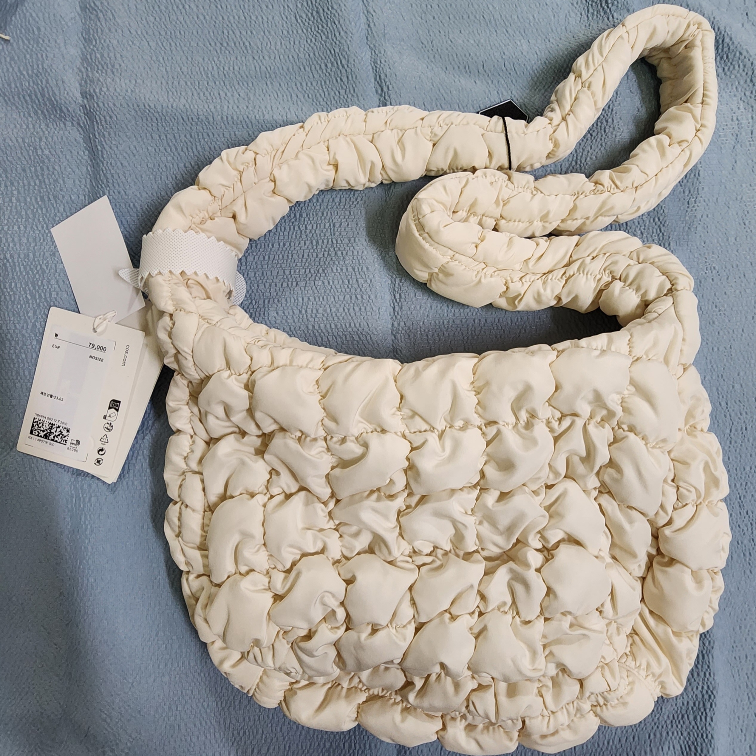 COS Quilted Messenger Bag Beige, Jellycat Bashful Bunny Bag Charm Blush 착용 스타일 - 1