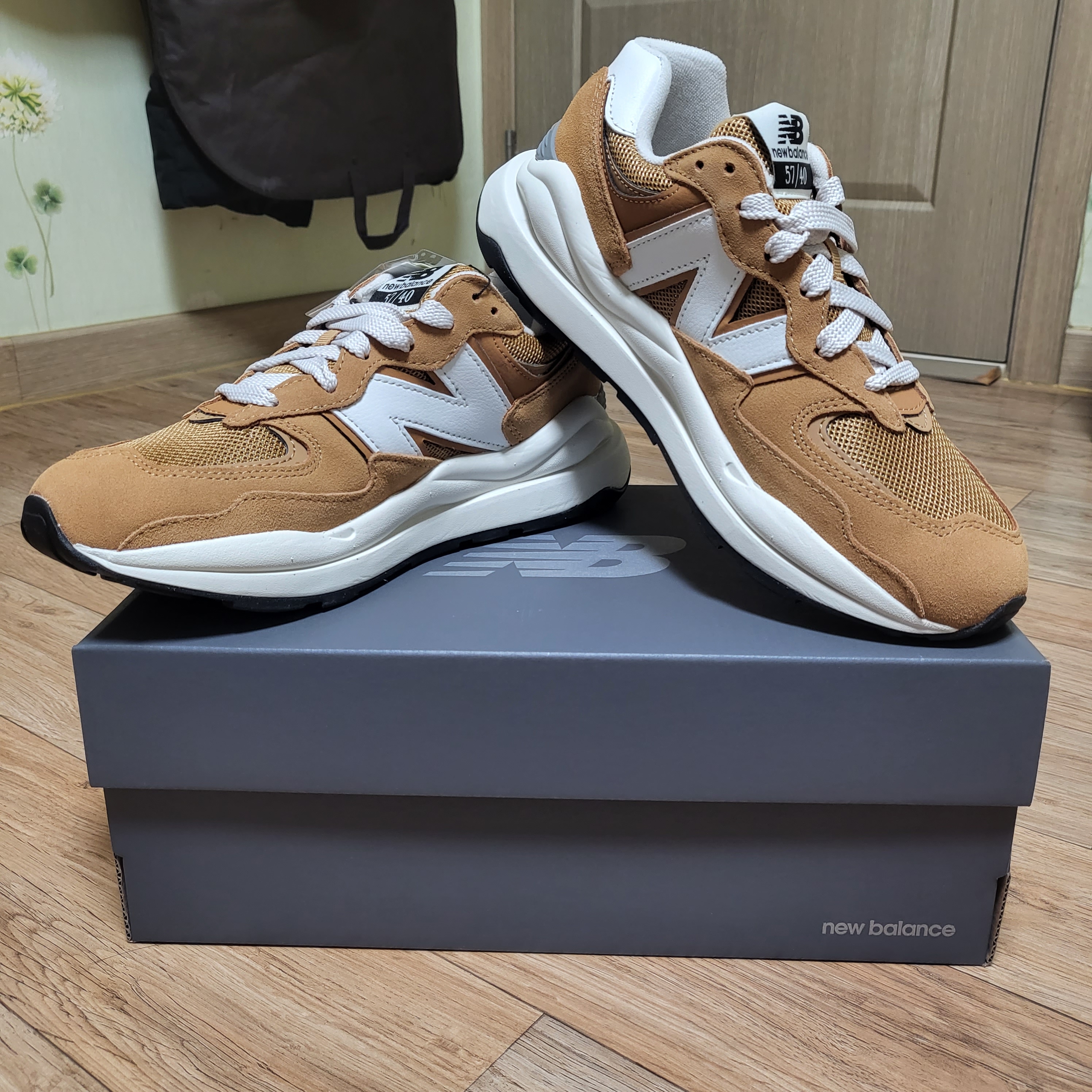 New Balance 5740 Brown 착용 스타일 - 2