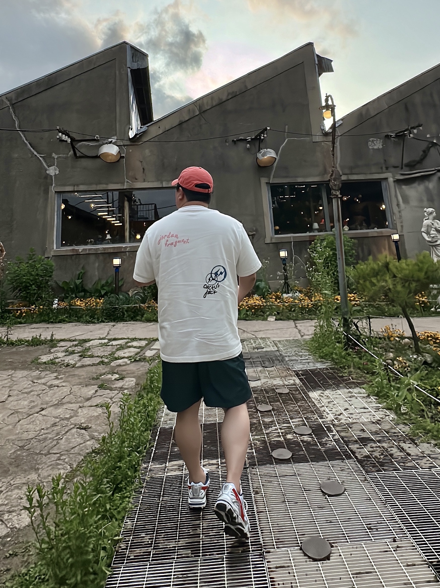 Nike Heritage 86 Futura Washed Cap Magic Ember, Jordan x Travis Scott x Fragment T-Shirt Sail (DJ0619-133) 착용 스타일