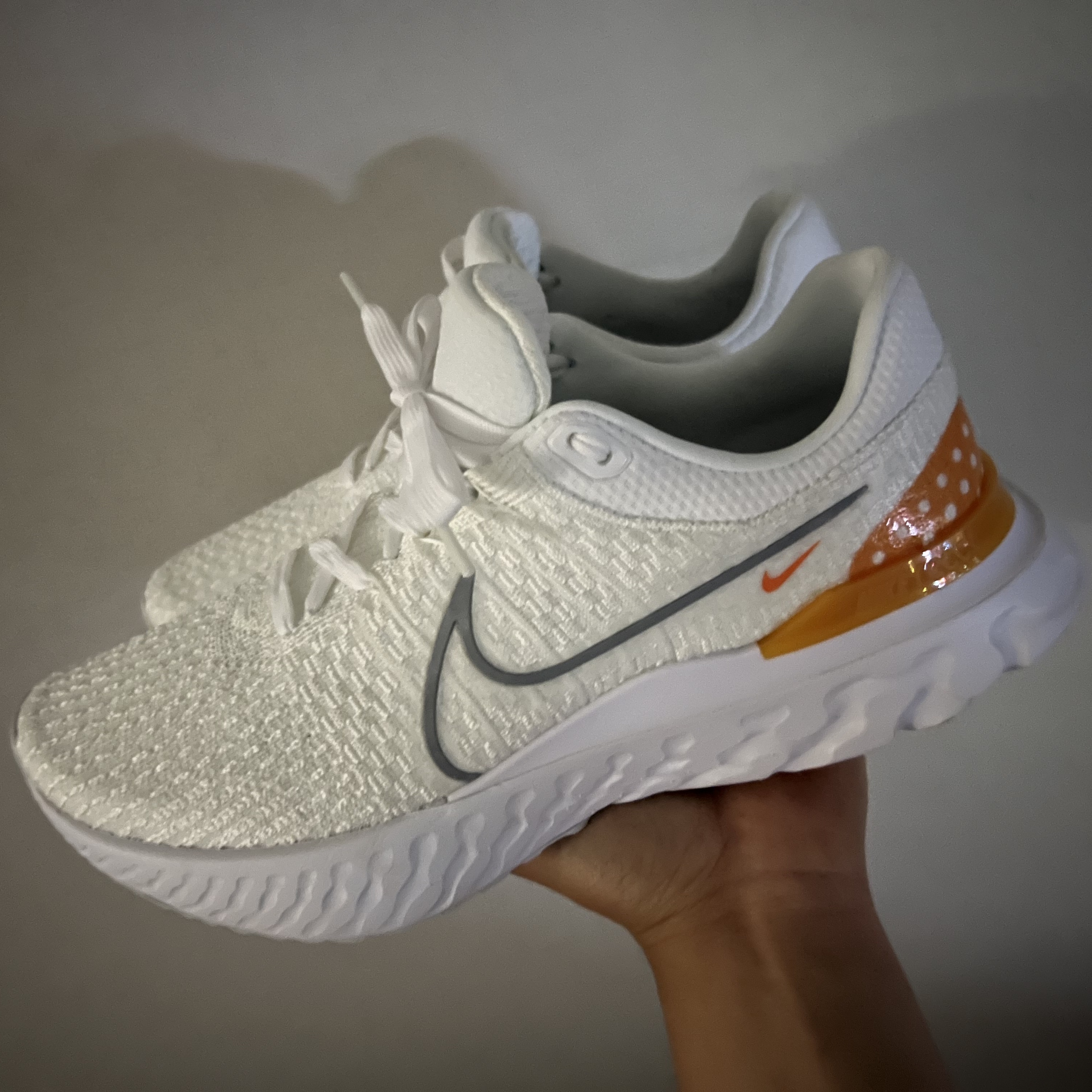 Nike React Infinity Run Flyknit 3 White Grey Kumquat 착용 스타일 - 3