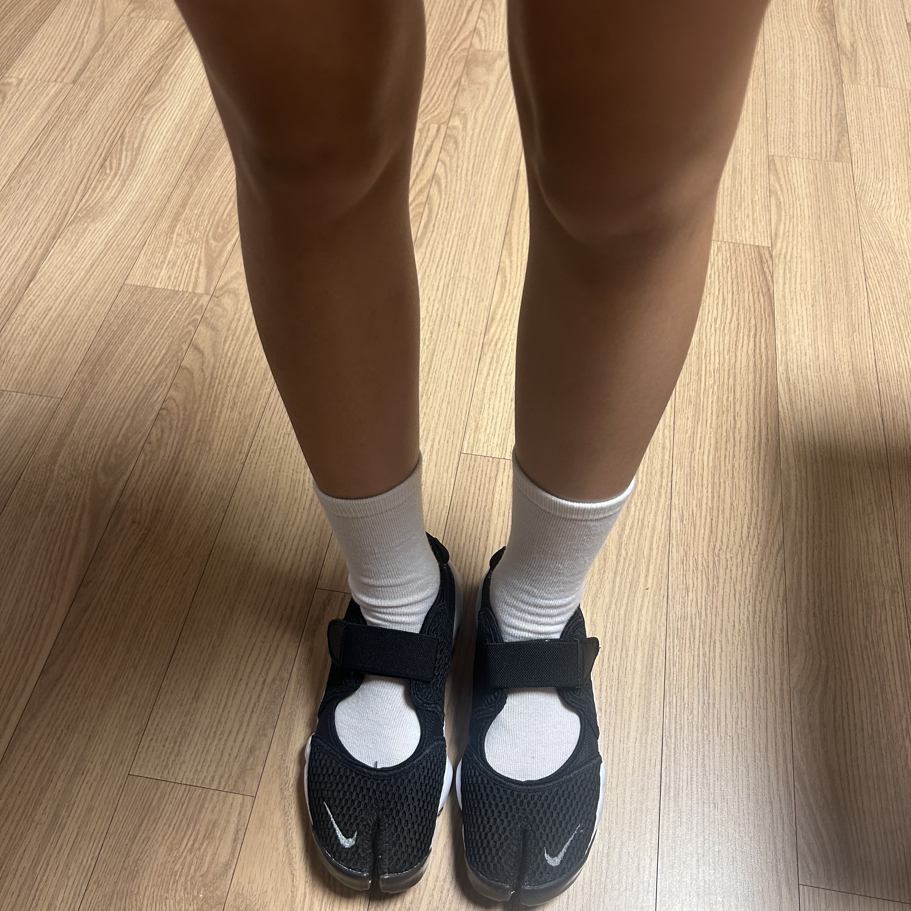 (W) Nike Air Rift Breathe Black 착용 스타일 - 1