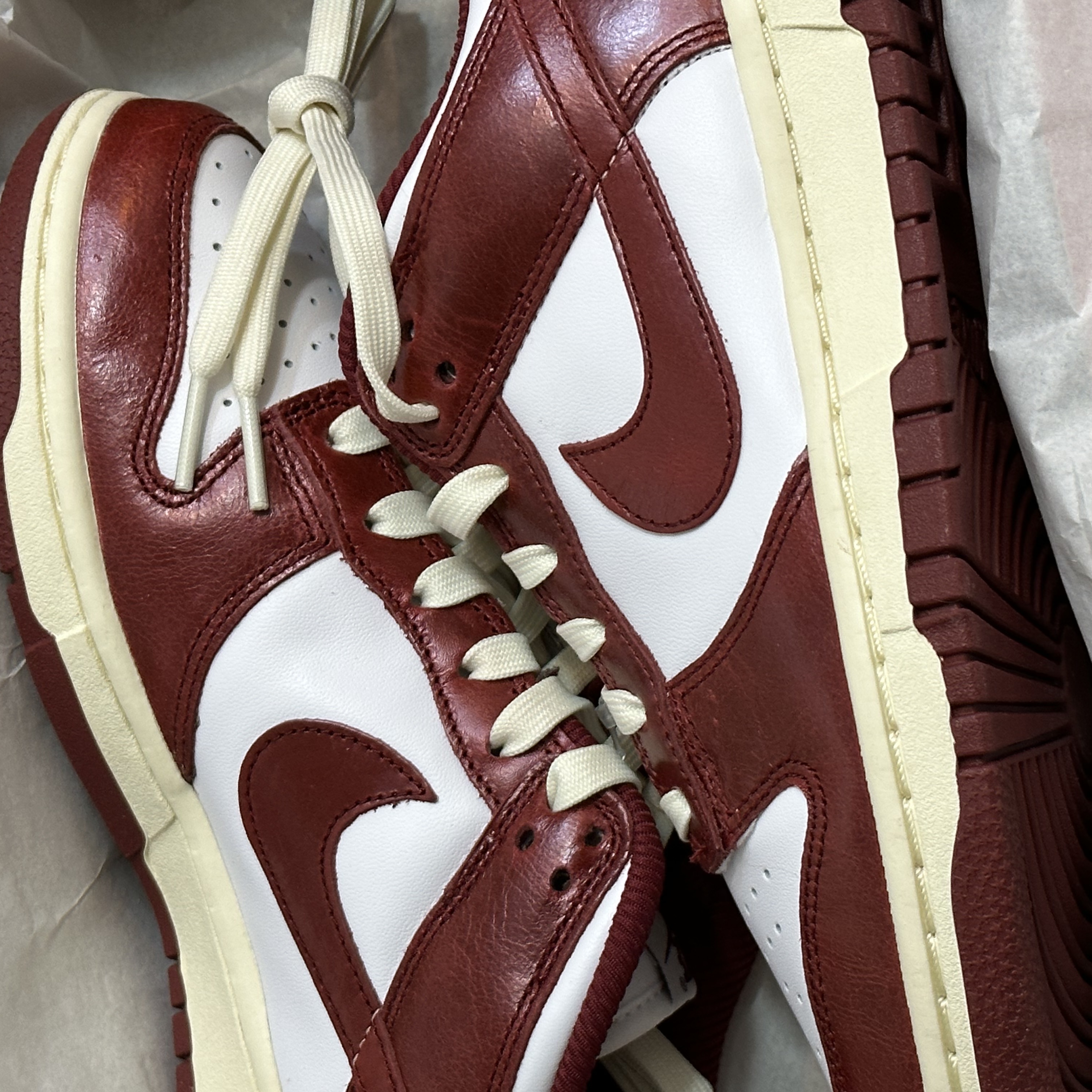 (W) Nike Dunk Low Retro PRM Team Red and White 착용 스타일 - 2