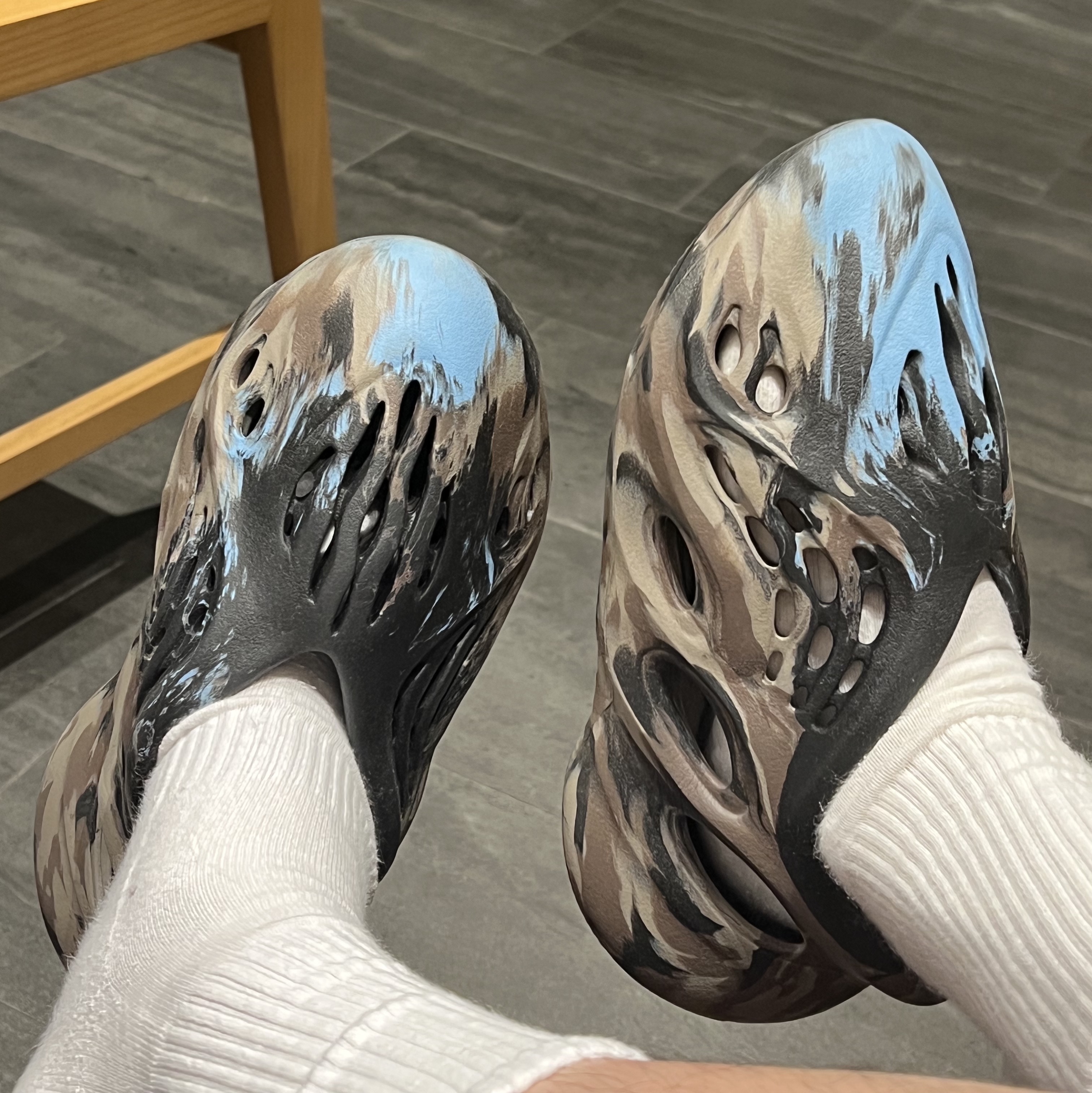 Adidas Yeezy Foam RNNR MX Cinder 착용 스타일