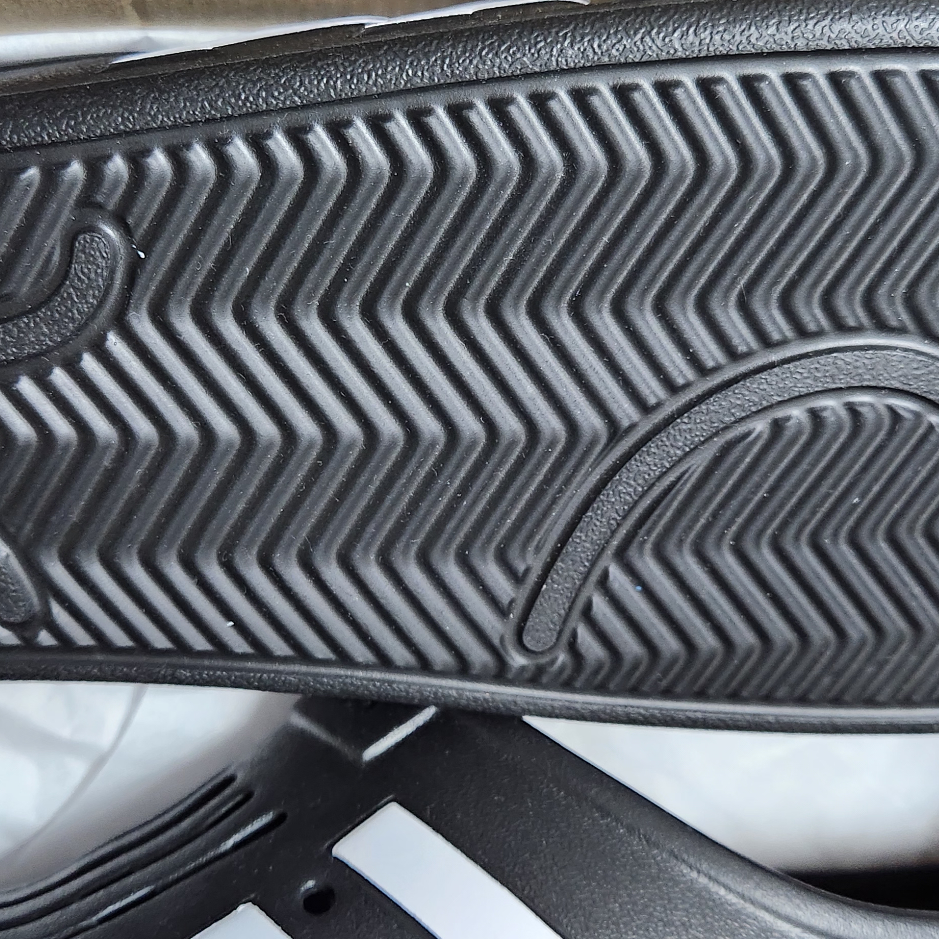 Adidas Adilette Clog Black White 착용 스타일