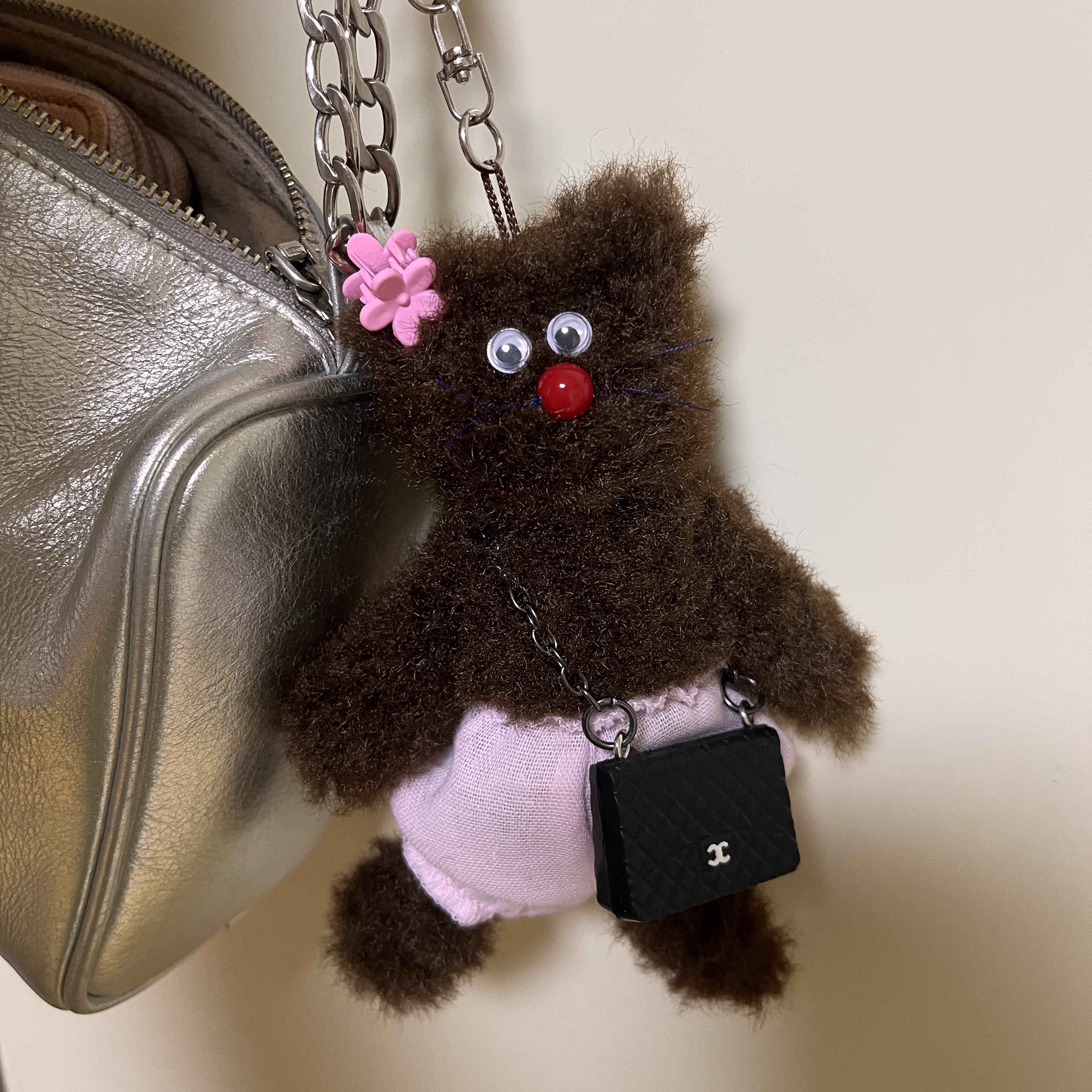 [KREAM 단독] Monamhee Bred Keyring with Pink Pants Brown 착용 스타일
