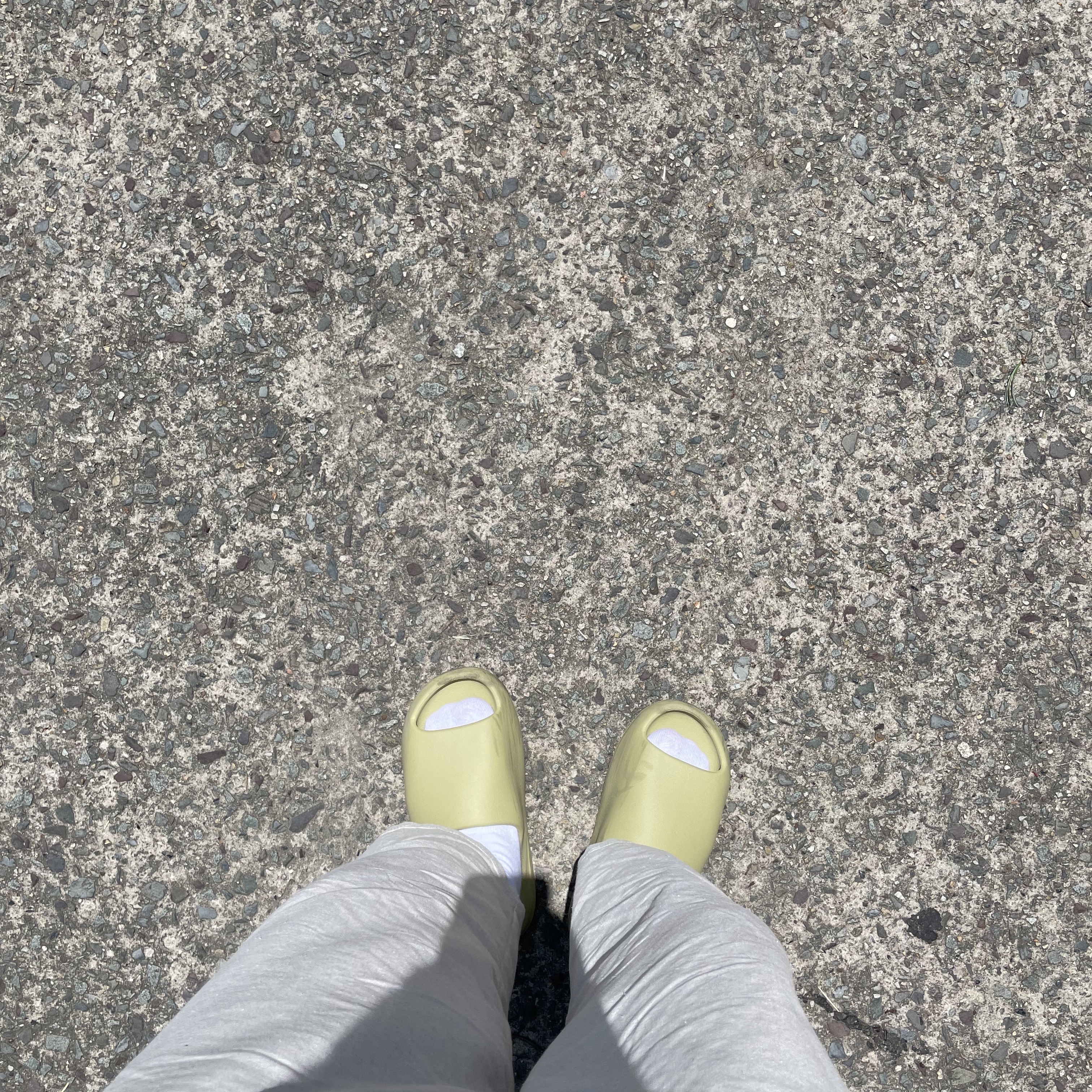 Adidas Yeezy Slide Resin 2022 착용 스타일