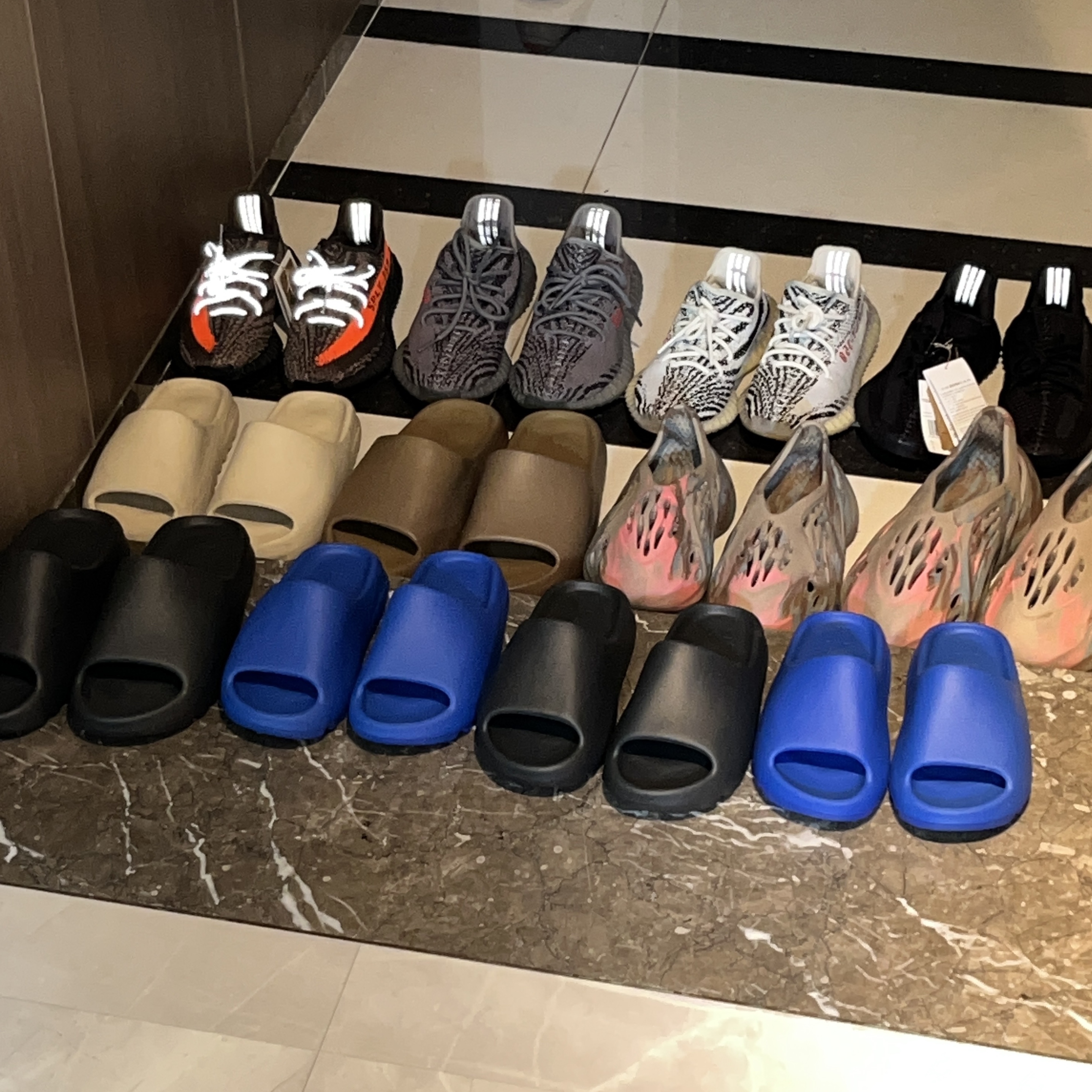 Adidas Yeezy Slide Onyx, Adidas Yeezy Boost 350 V2 Carbon Beluga 착용 스타일
