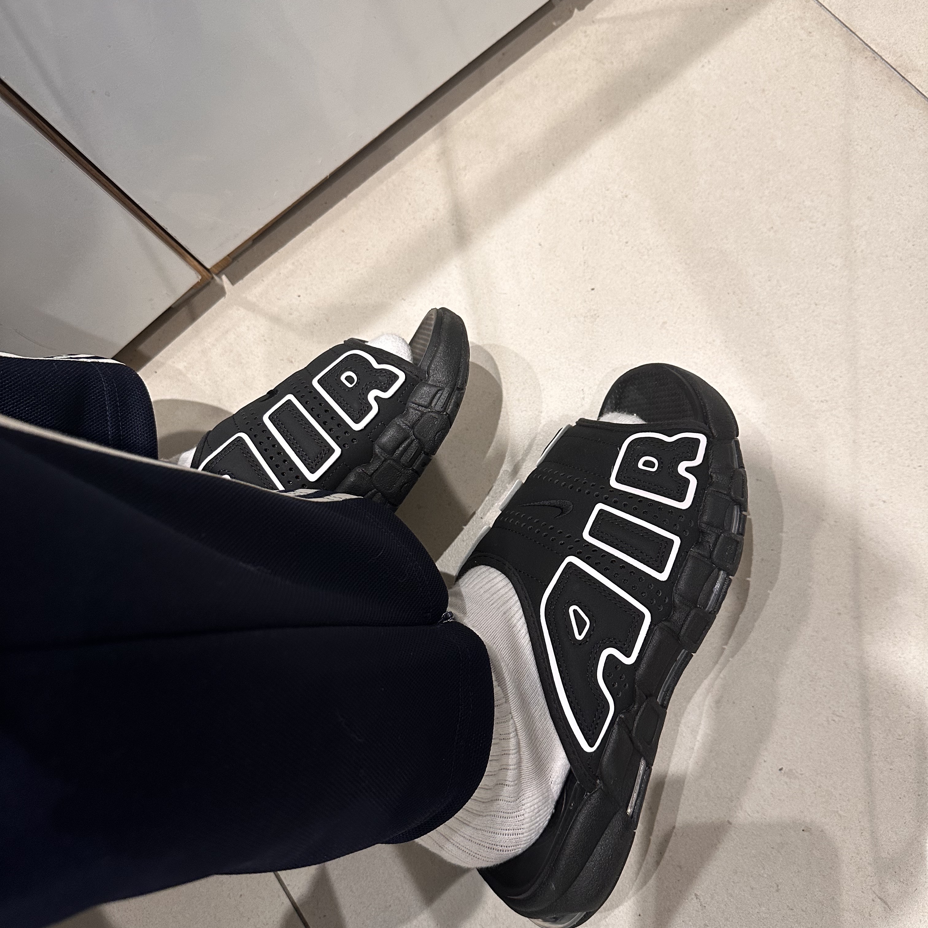 Nike Air More Uptempo Slide Black White 착용 스타일 - 1