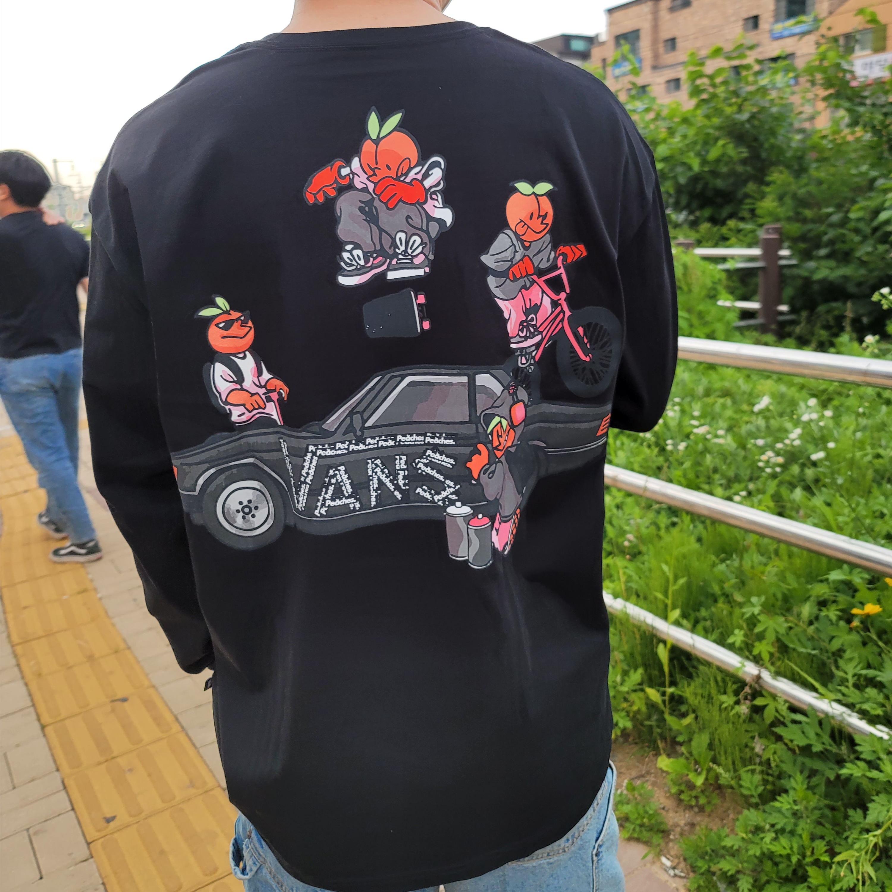 Vans x Peaches. L/S T-Shirt Black 착용 스타일 - 1
