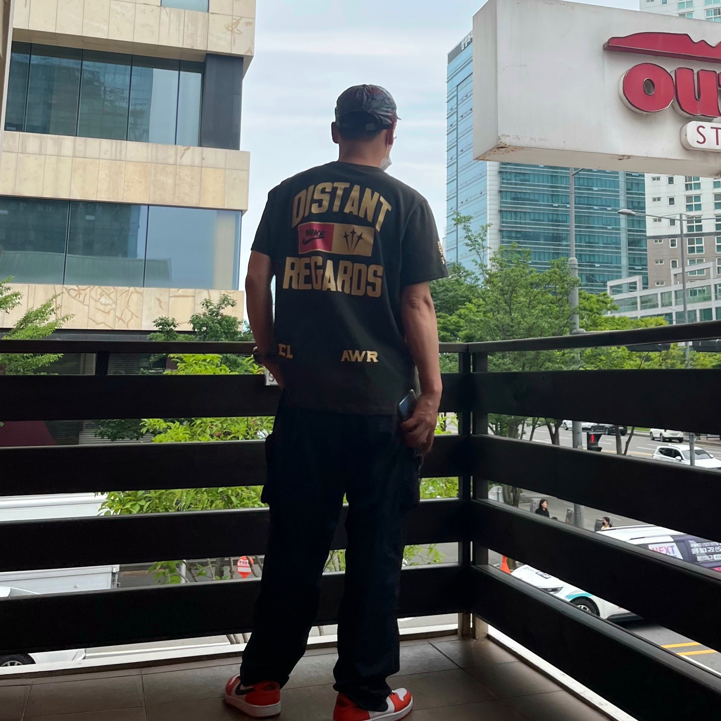 Nike x Drake Nocta x Cactus Plant Flea Market Souvenir Cactus T-Shirt Sequoia (DR2630-355) 착용 스타일