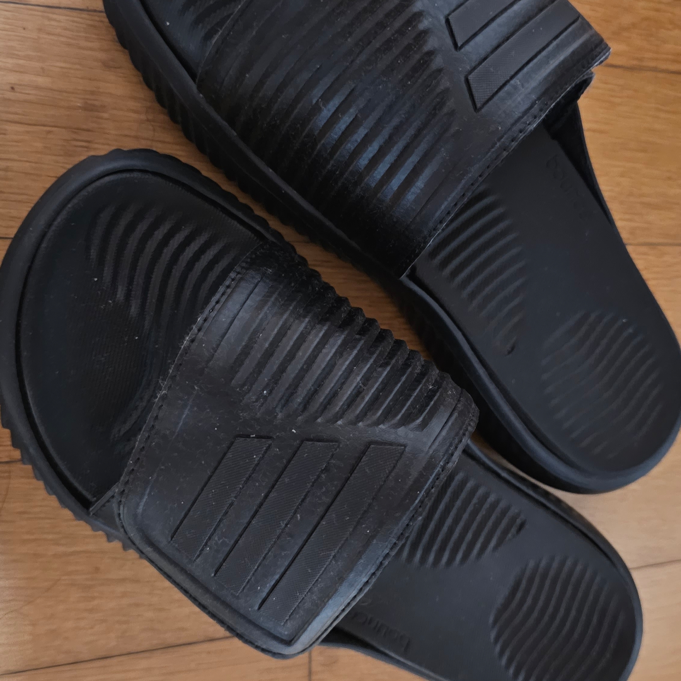 Adidas Alphabounce Slide Core Black 착용 스타일