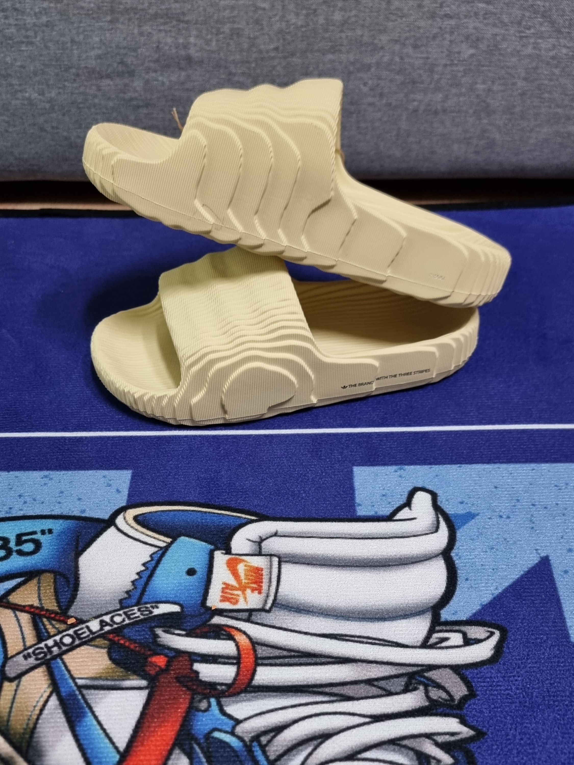 Adidas Adilette 22 Desert Sand 착용 스타일 - 2
