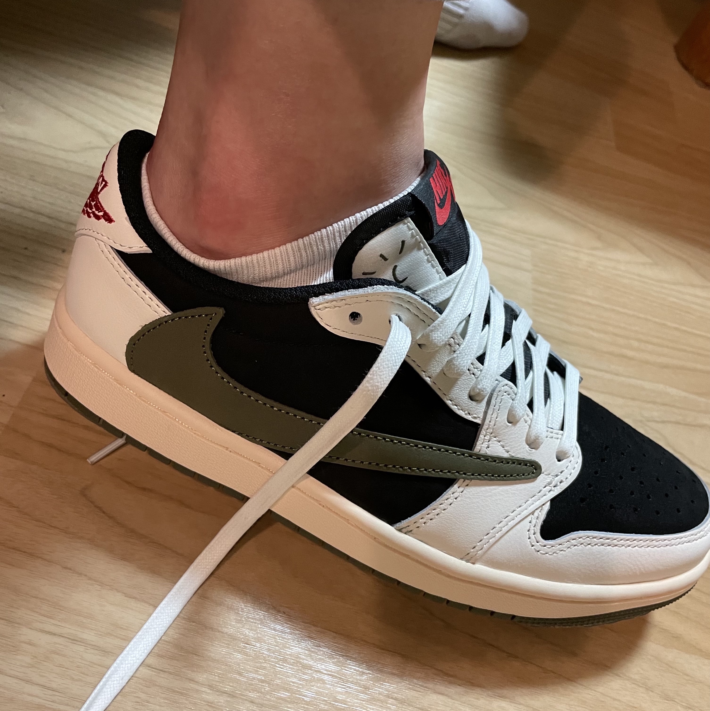 (W) Jordan 1 x Travis Scott Retro Low OG SP Medium Olive 착용 스타일