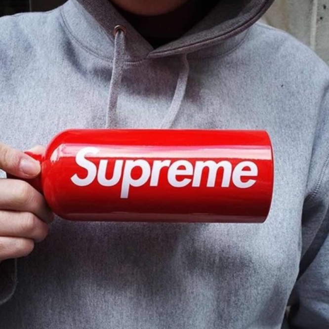Supreme x Sigg Traveller 0.6L Water Bottle Red - 23SS 착용 스타일