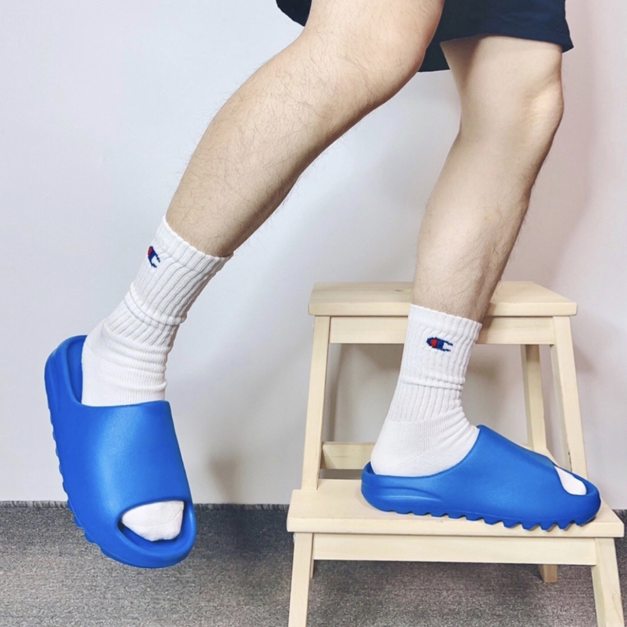 Adidas Yeezy Slide Azure 착용 스타일 - 1