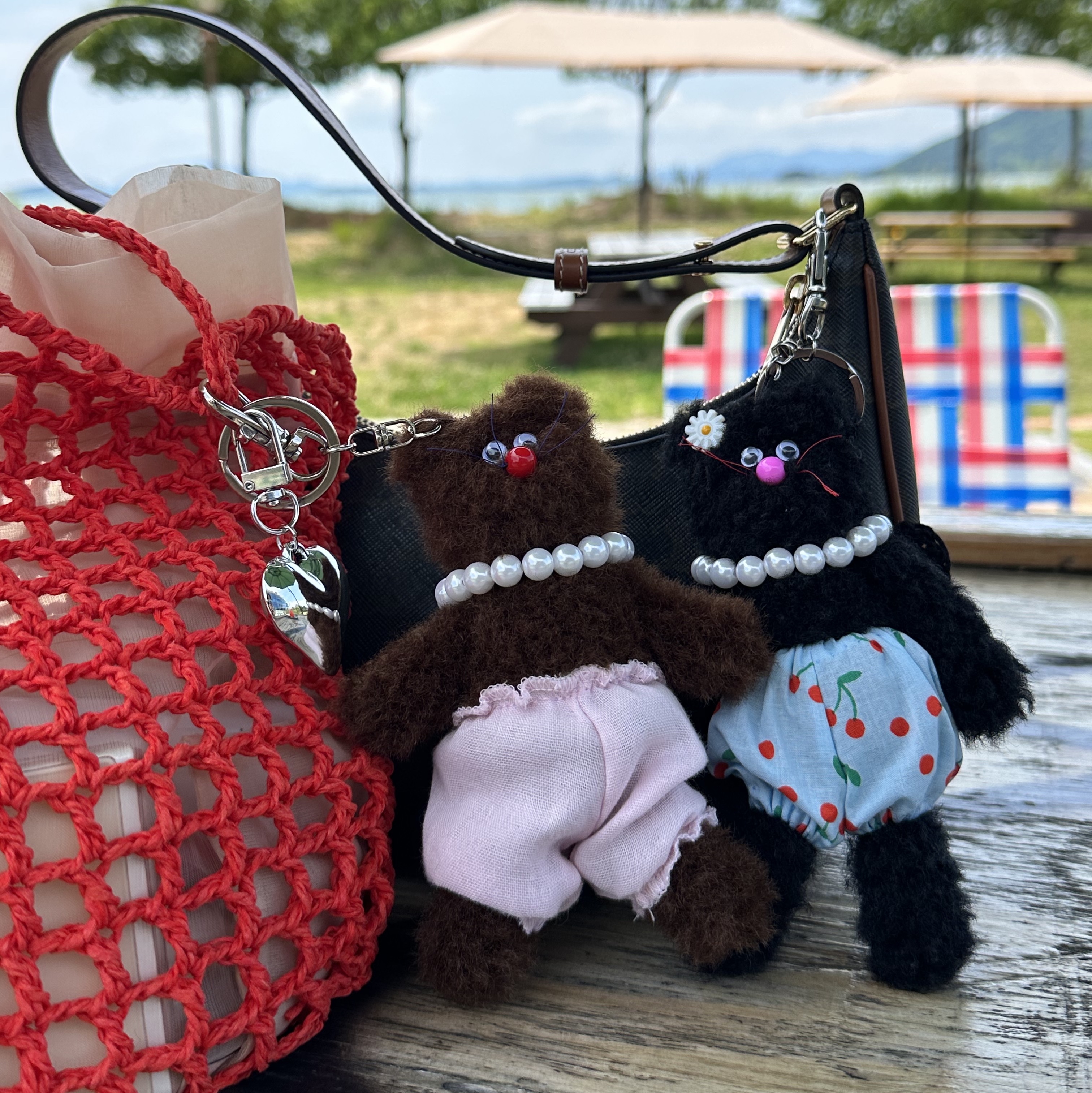 [KREAM 단독] Monamhee Bred Keyring with Pink Pants Brown 착용 스타일 - 4