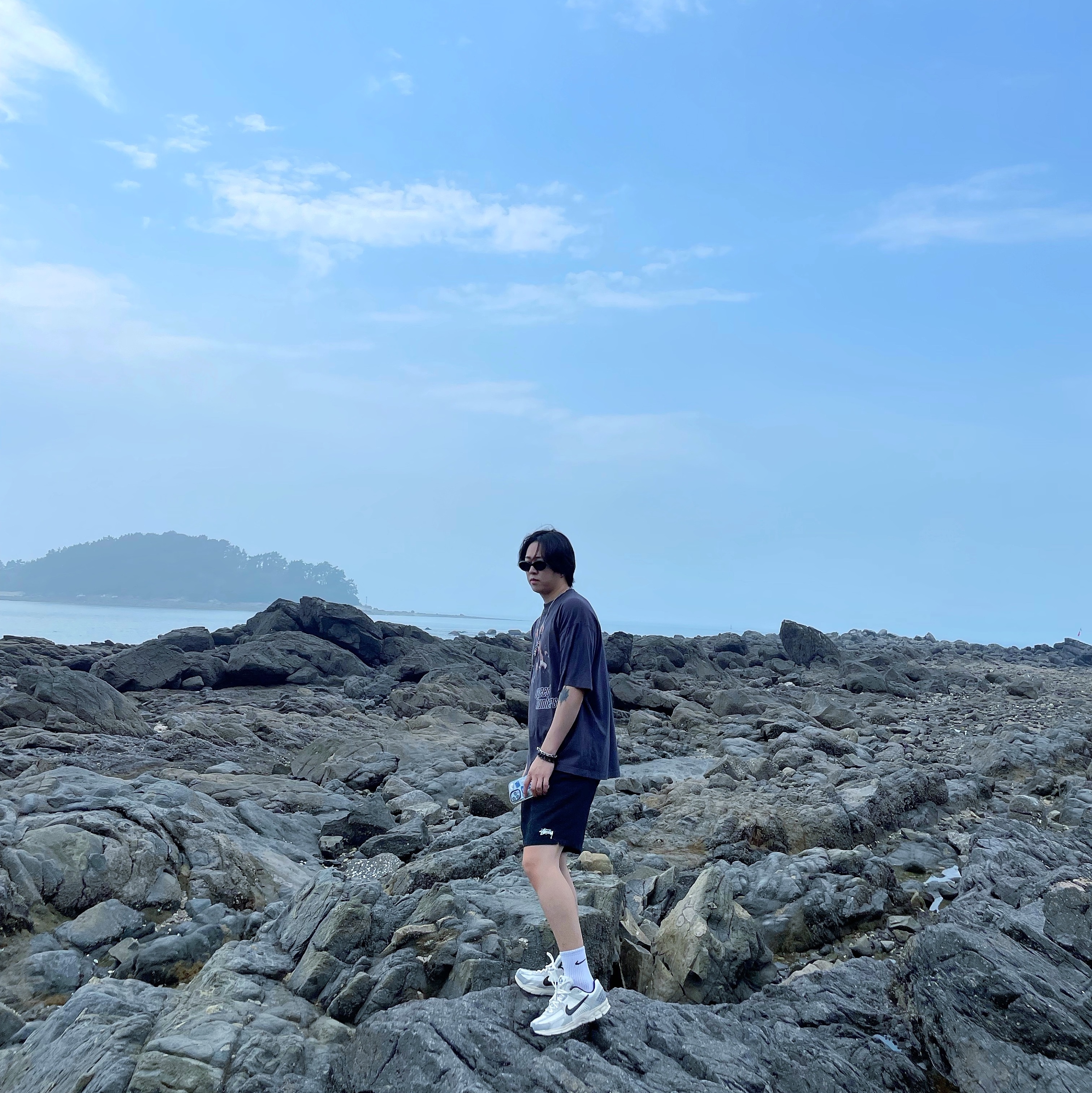 (W) 나이키 줌 보메로 5 울프 그레이 앤 블랙, 스투시 스탁 워터 쇼츠 블랙 착용 스타일 - 3