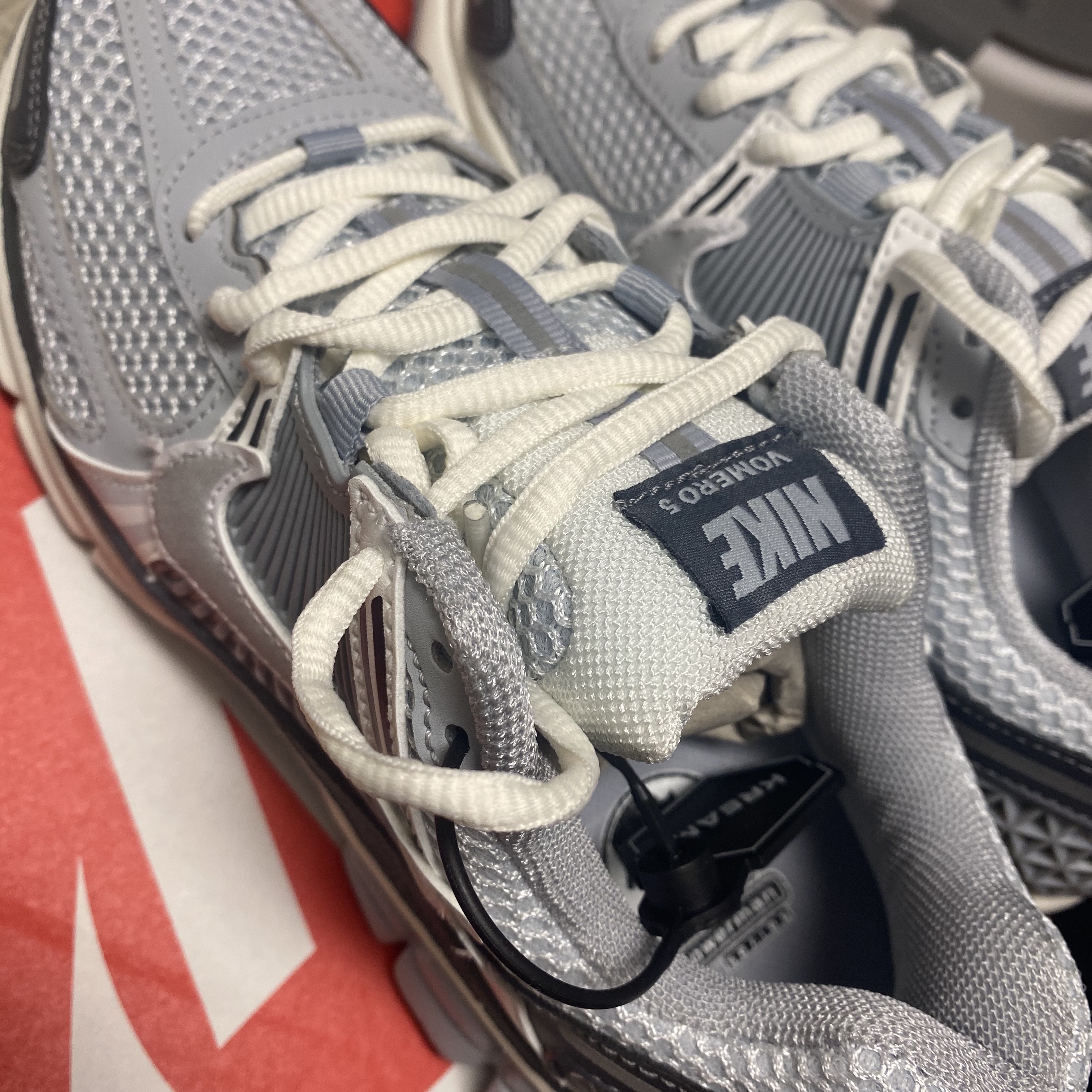 (W) Nike Zoom Vomero 5 Pure Platinum Metallic Silver 착용 스타일 - 1