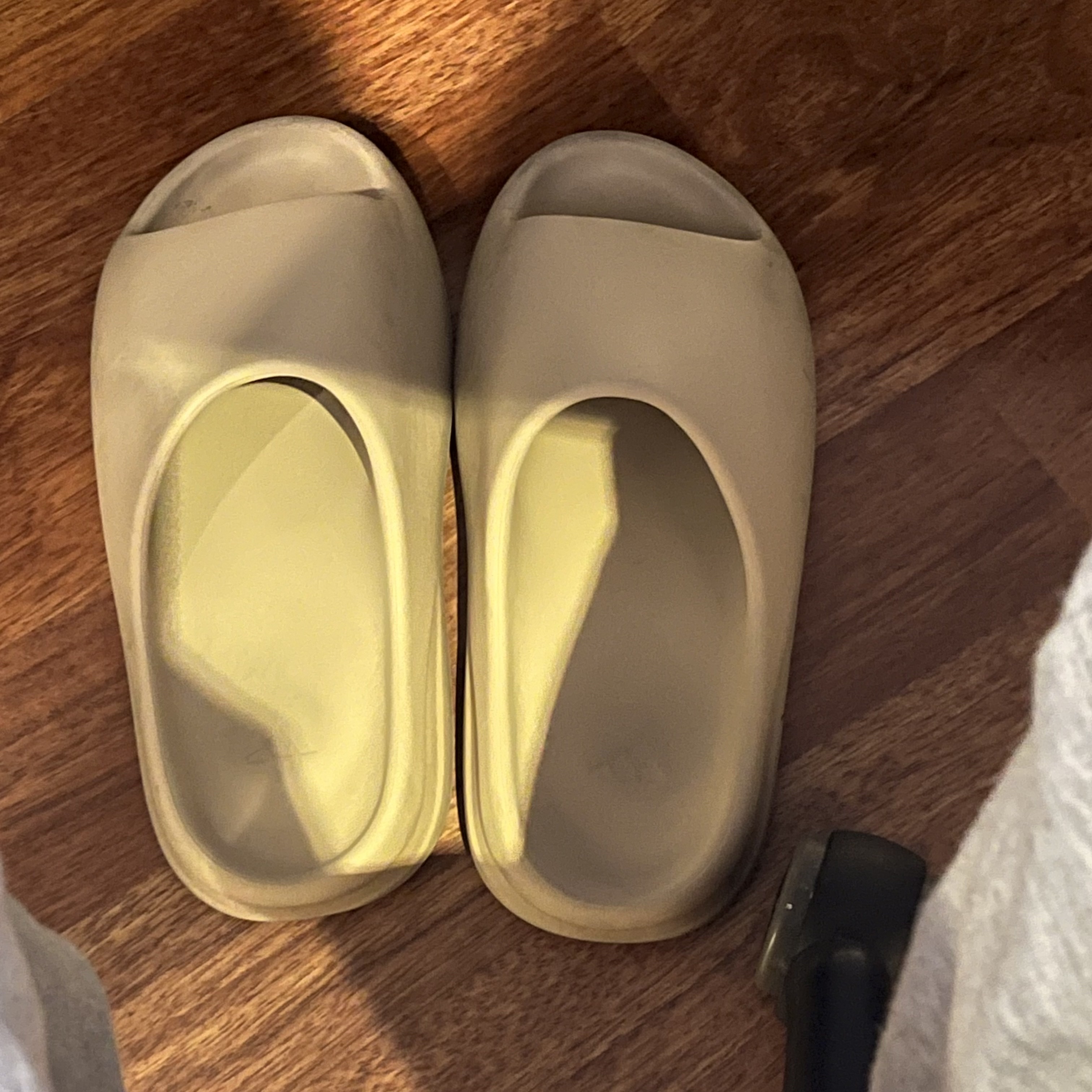 Adidas Yeezy Slide Pure - Re-Release Ver. 착용 스타일