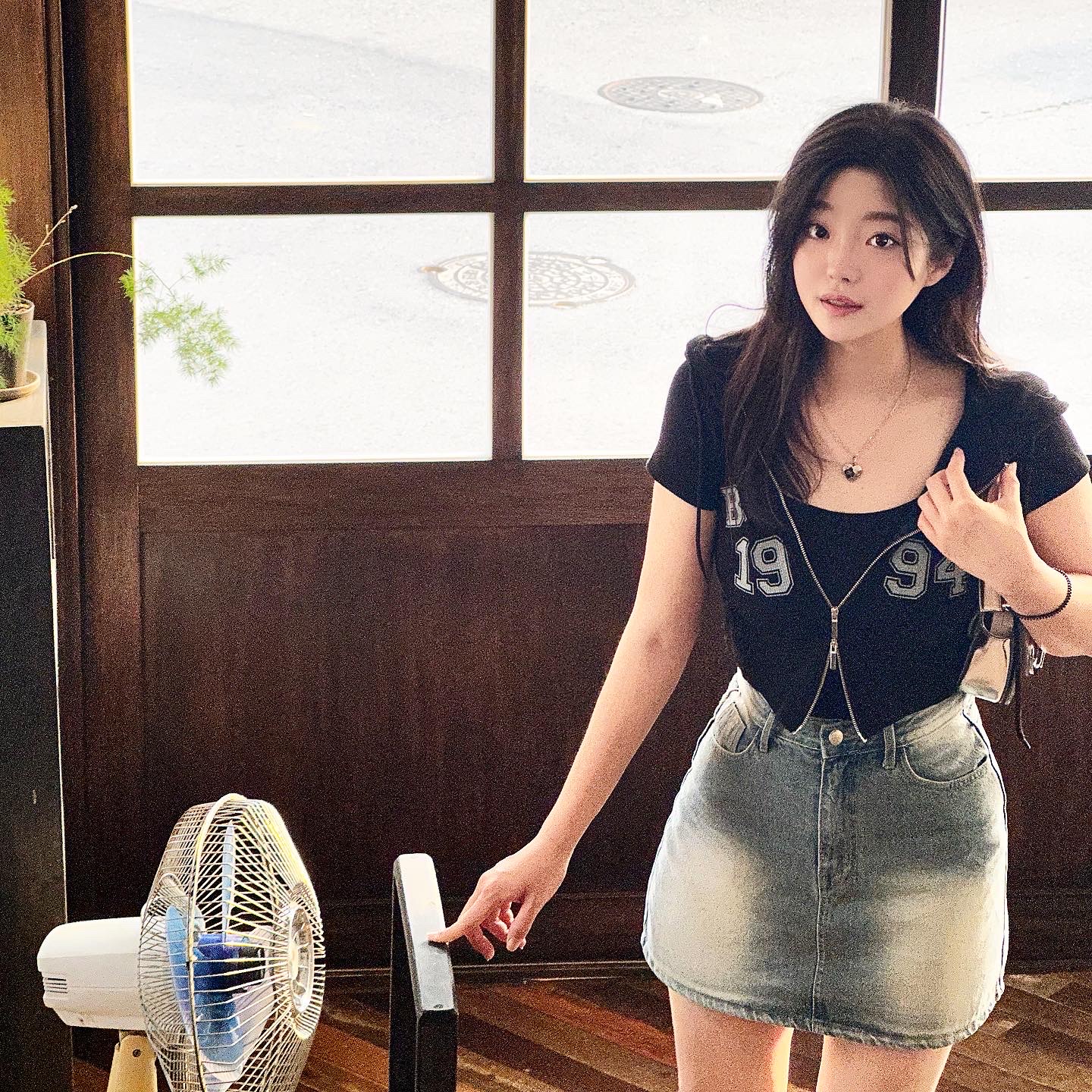 오니츠카 타이거 멕시코 66 옐로우 블랙, 디젤 1DR 숄더백 인 미러드 레더 실버 착용 스타일 - 2