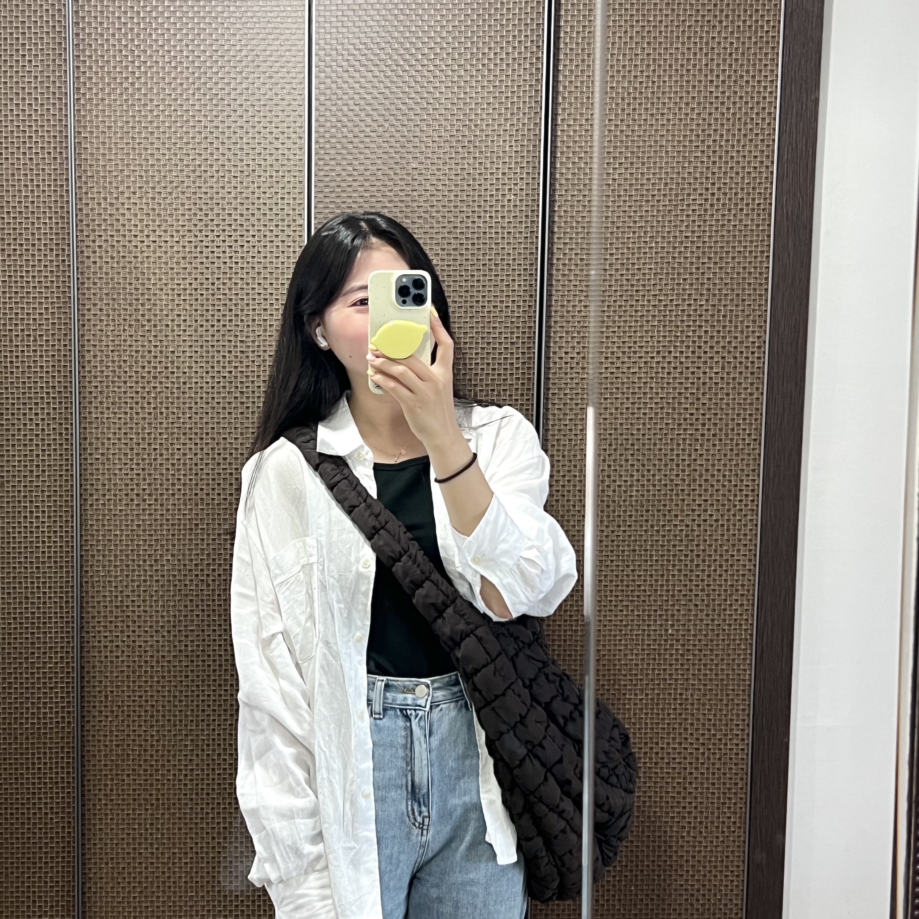 COS Quilted Oversized Shoulder Bag Brown 착용 스타일 - 4