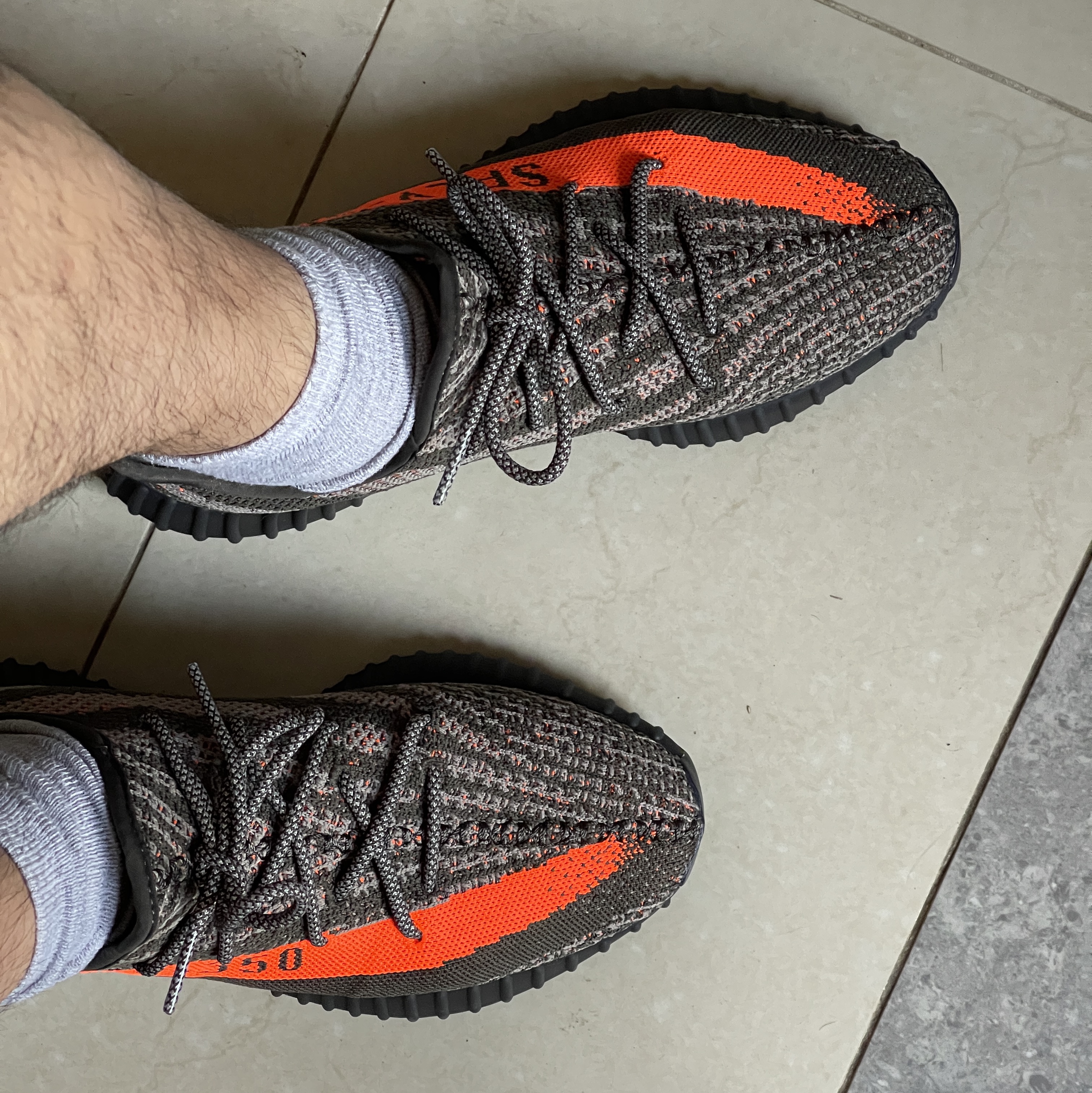 Adidas Yeezy Boost 350 V2 Carbon Beluga 착용 스타일