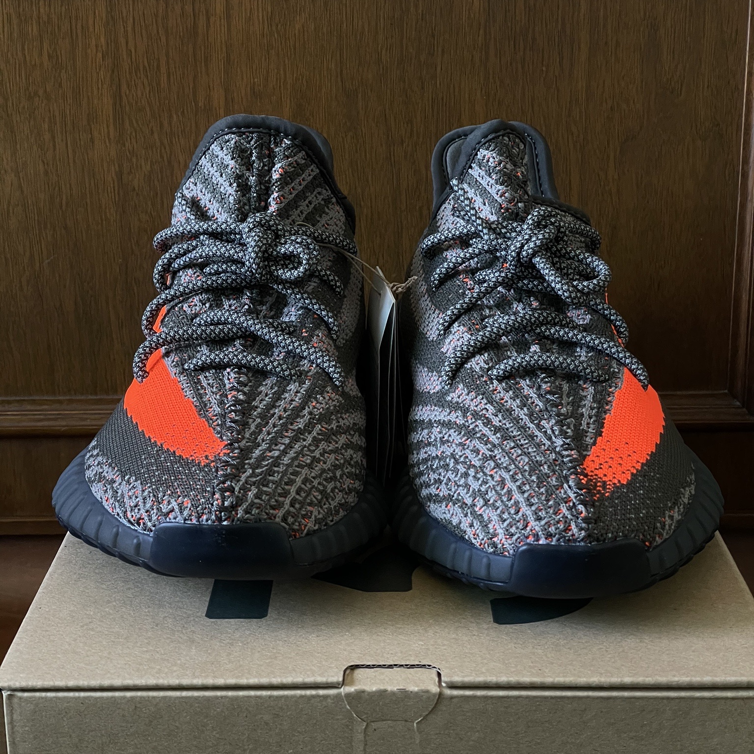 Adidas Yeezy Boost 350 V2 Carbon Beluga 착용 스타일 - 3