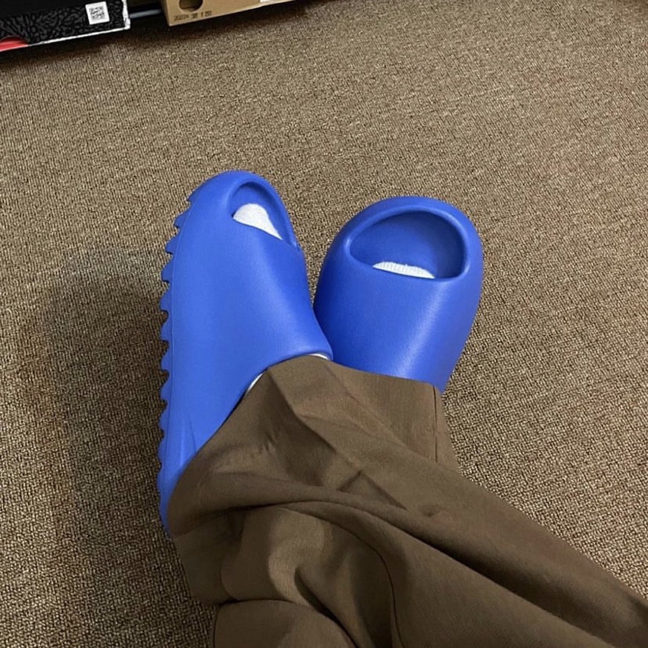 Adidas Yeezy Slide Azure 착용 스타일 - 2