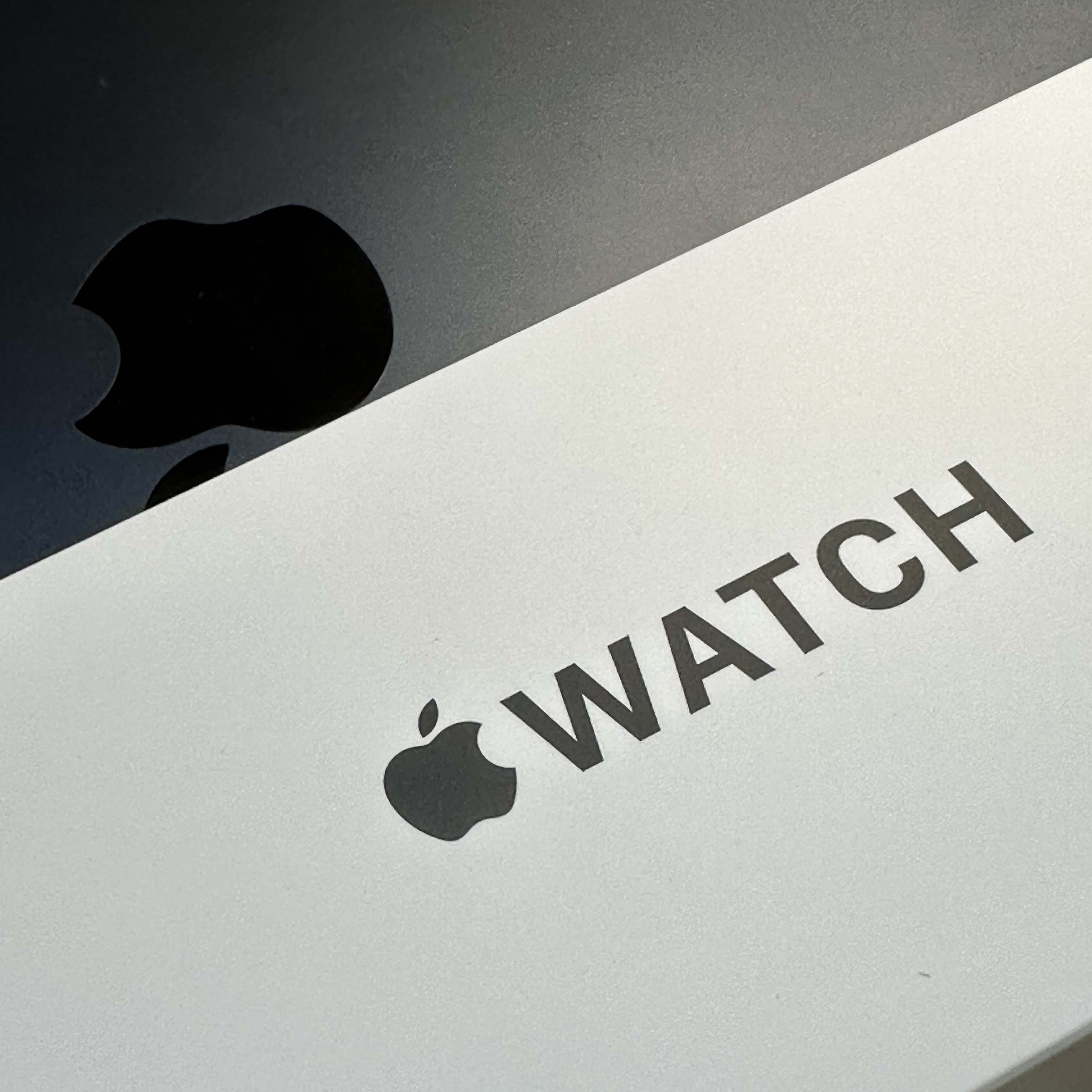 Apple Watch SE 40mm GPS Starlight Aluminum Case with Sport Band Starlight (Korean Ver.), Apple 2022 MacBook Air 13 M2 256GB SSD / 8GB RAM Midnight (Korean Ver.) 착용 스타일