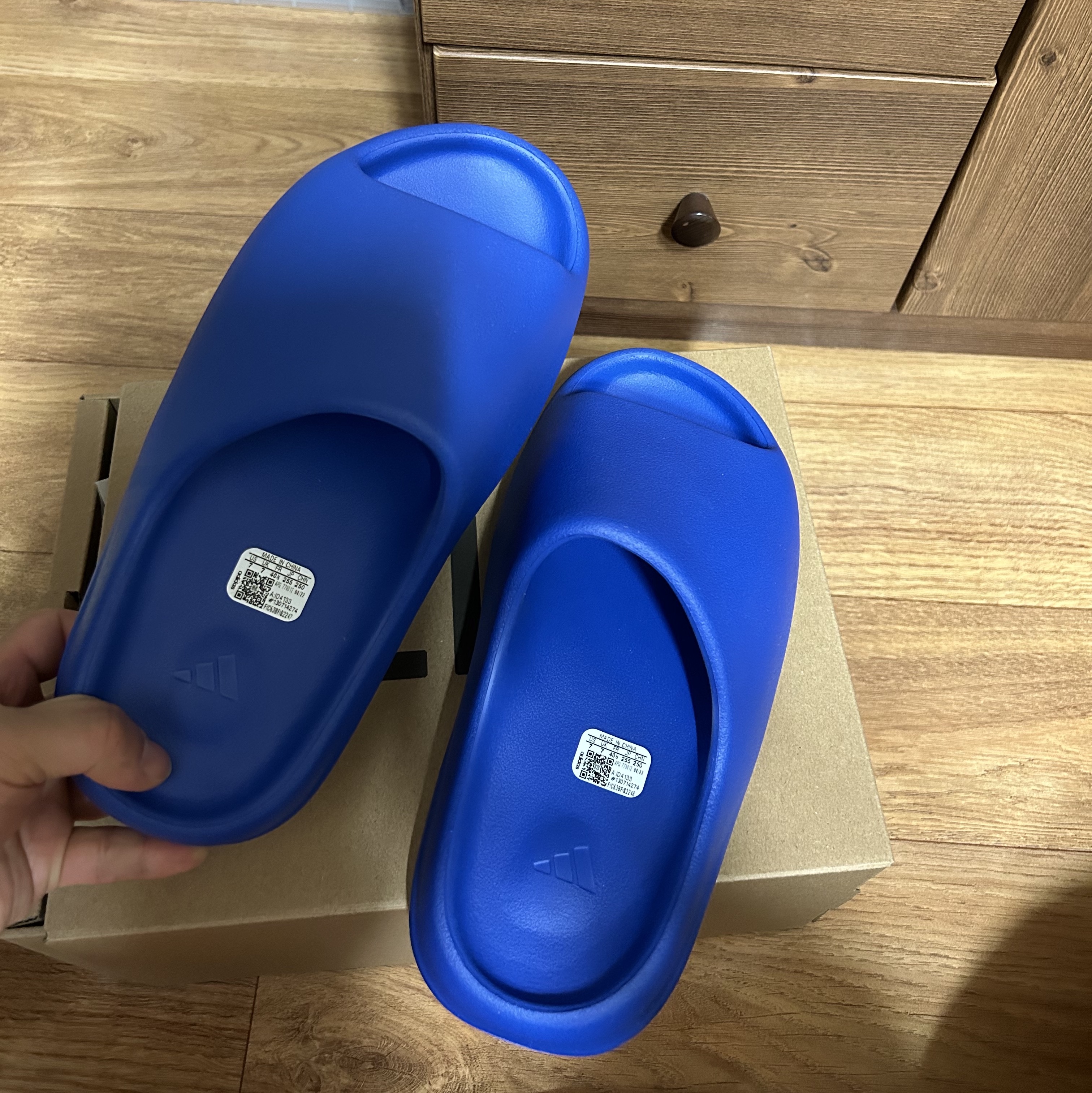 Adidas Yeezy Slide Azure 착용 스타일