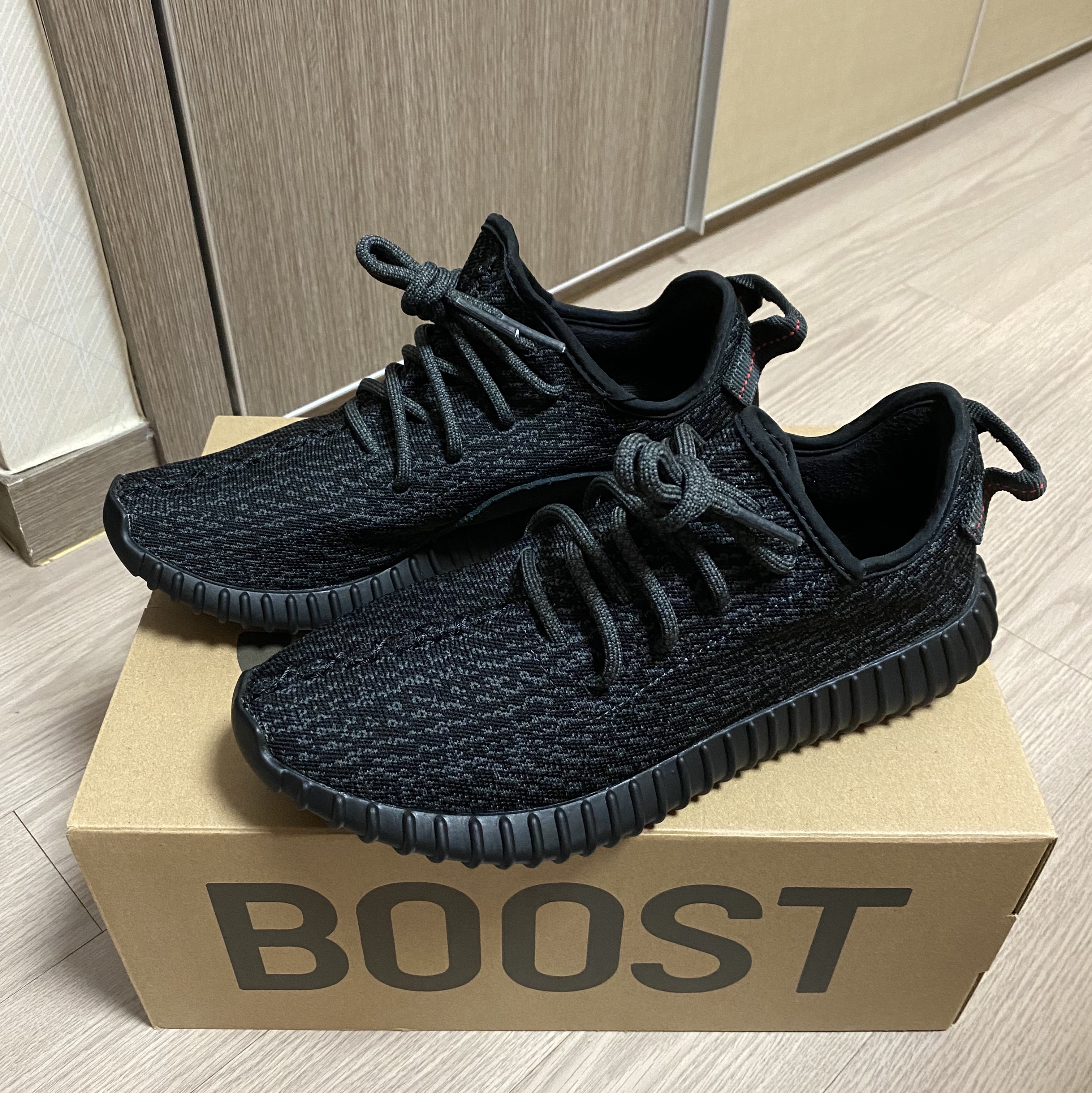 Adidas Yeezy Boost 350 Pirate Black 2023 착용 스타일